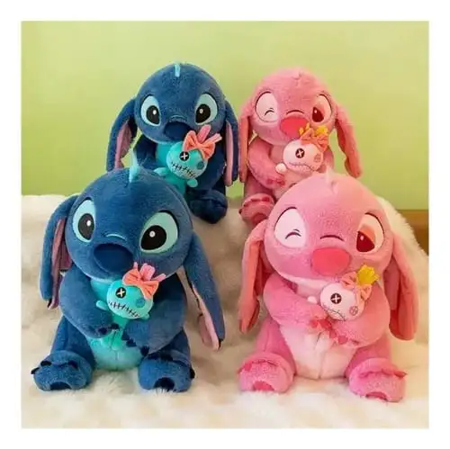 Peluche stitch y angela con muñeco