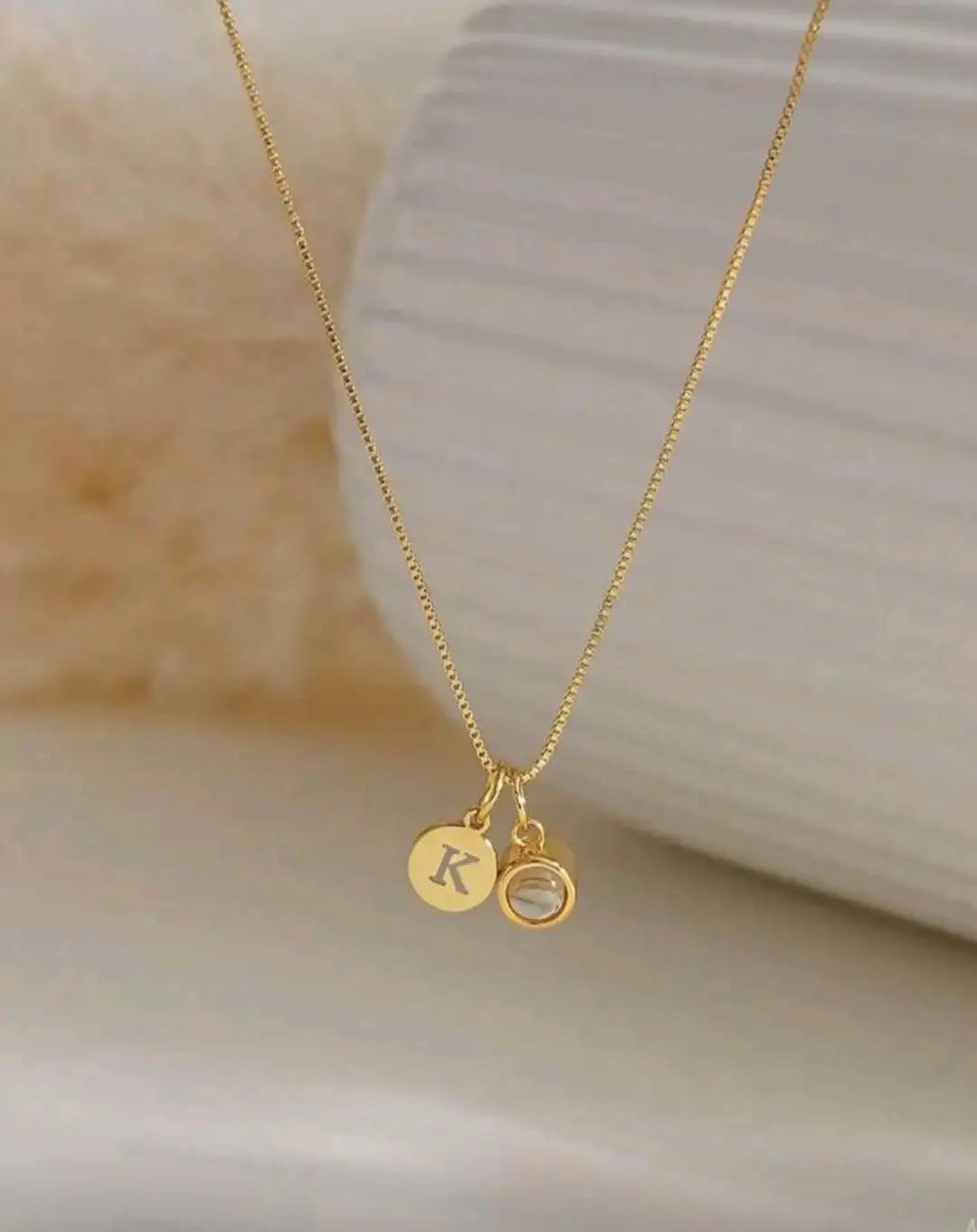 1 pieza Collar con proyección de foto de letra personalizada, Collar de disco de letra de acero inoxidable personalizado de la A a la Z, Collar de proyección de foto personalizado con combinación de 26 discos de letra, Collar de proyección de foto de cadena de caja de acero inoxidable para mujer, Regalo para el cumpleaños de mamá, Collar de proyección de letra DIY, Dorado, Elegante, Colorido, Regalo ideal para él, Regalo ideal para ella 3