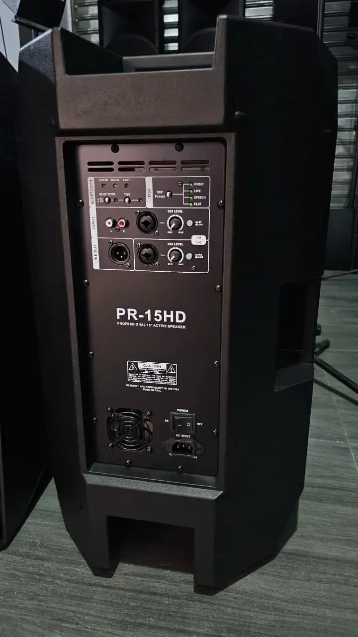 MONITOR PROFESIONAL 15" GEMINI PR-15HD       :  Este modelo es ideal para eventos sociales, conjuntos musicales, DJs y clubs que requieren un alto rendimiento y una excelente calidad de audio  Función Bluetooth y TWS (permite enlazar dos equipos iguales de manera inalámbrica). Entradas: 1 RCA estéreo, 2 XLR Combo. Salida de línea: 1 XLR. Frecuencia de respuesta: 40Hz-20kHz. Dimensiones: 38 x 42 x 67.5 cm. Peso: 23 kg. Portabilidad: Agarradera para transportar fácilmente y terminales para colgar el bafle Frecuencia de respuesta (10dB)	40 Hz - 20 kHz Max. SPL (	130dB Impedancia	4 Ohms Transductor LF	Woofer 15'', 65mm voice coil Transductor MF	4 altavoces de bajo de 3" Transductor HF	Unidad de 1.75" Potencia	 3000W 3