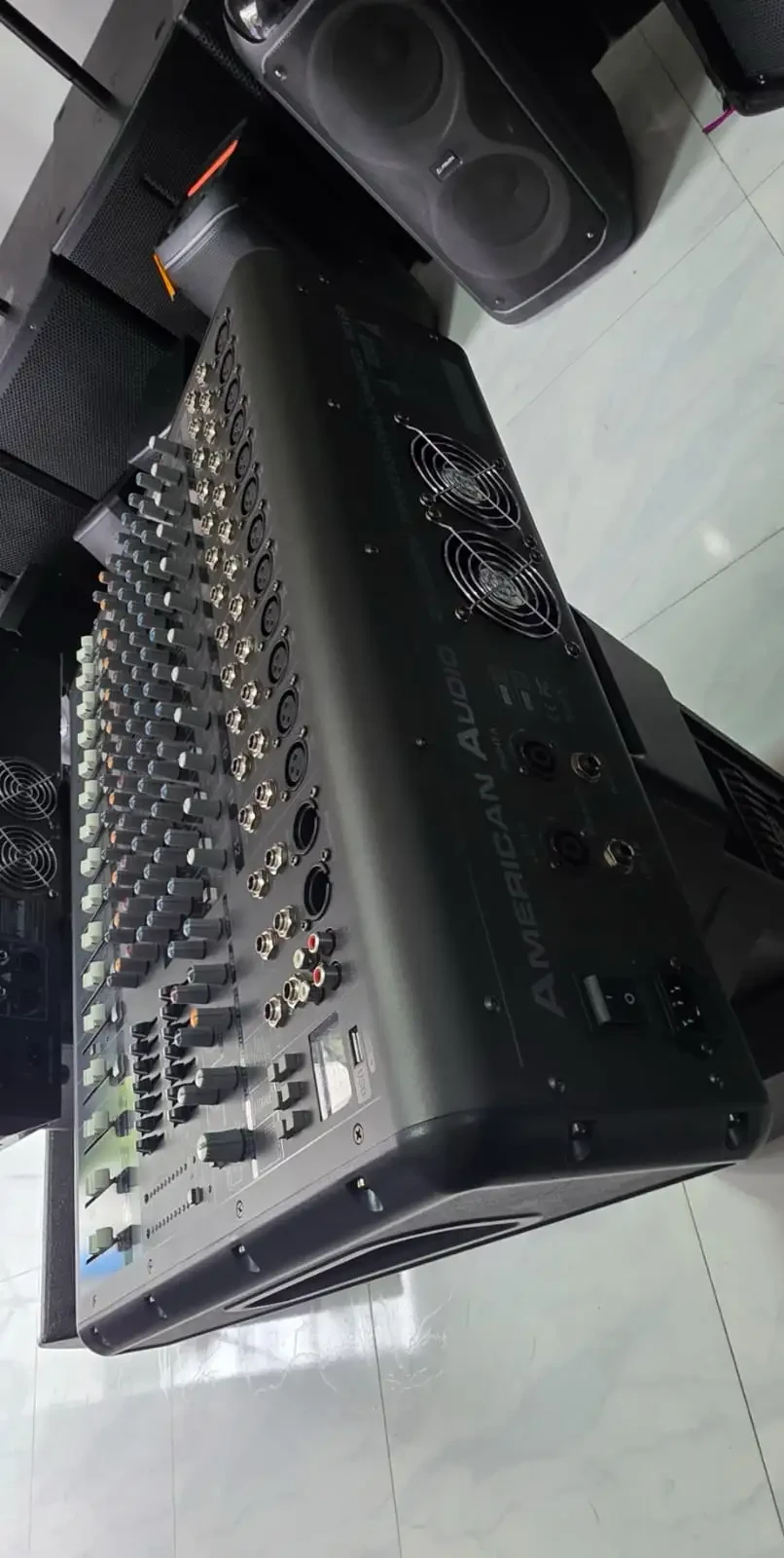  CONSOLA POTENCIADA AMERICAN AUDIO PMR-1260 6000W. ENVIOS A TODA BOLVIA  es un gran mezclador de 14 canales. Este mezclador está en condiciones de menta. Tiene conectividad Bluetooth y puede grabar en una unidad USB. La ecualización gráfica hace que la mezcla sea un chasquido. Muy versátil para música en vivo y estudio de grabación casero. Con un potencia de 6000W. 2
