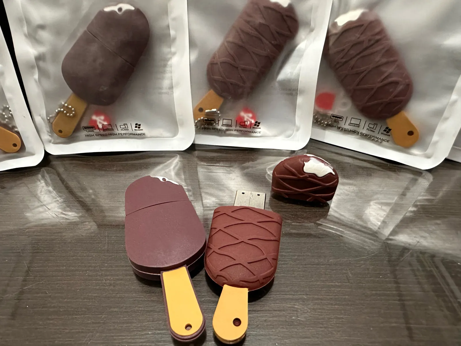PENDRIVE ENGOMADO CON FIGURAS 32G por mayor y menor 69442828 2