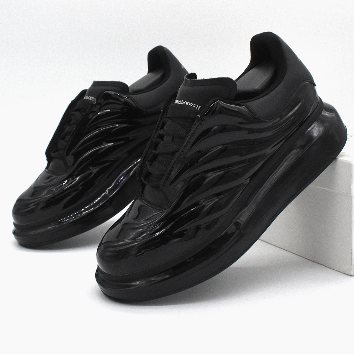 Alexander McQueen Oversized en negro brillante