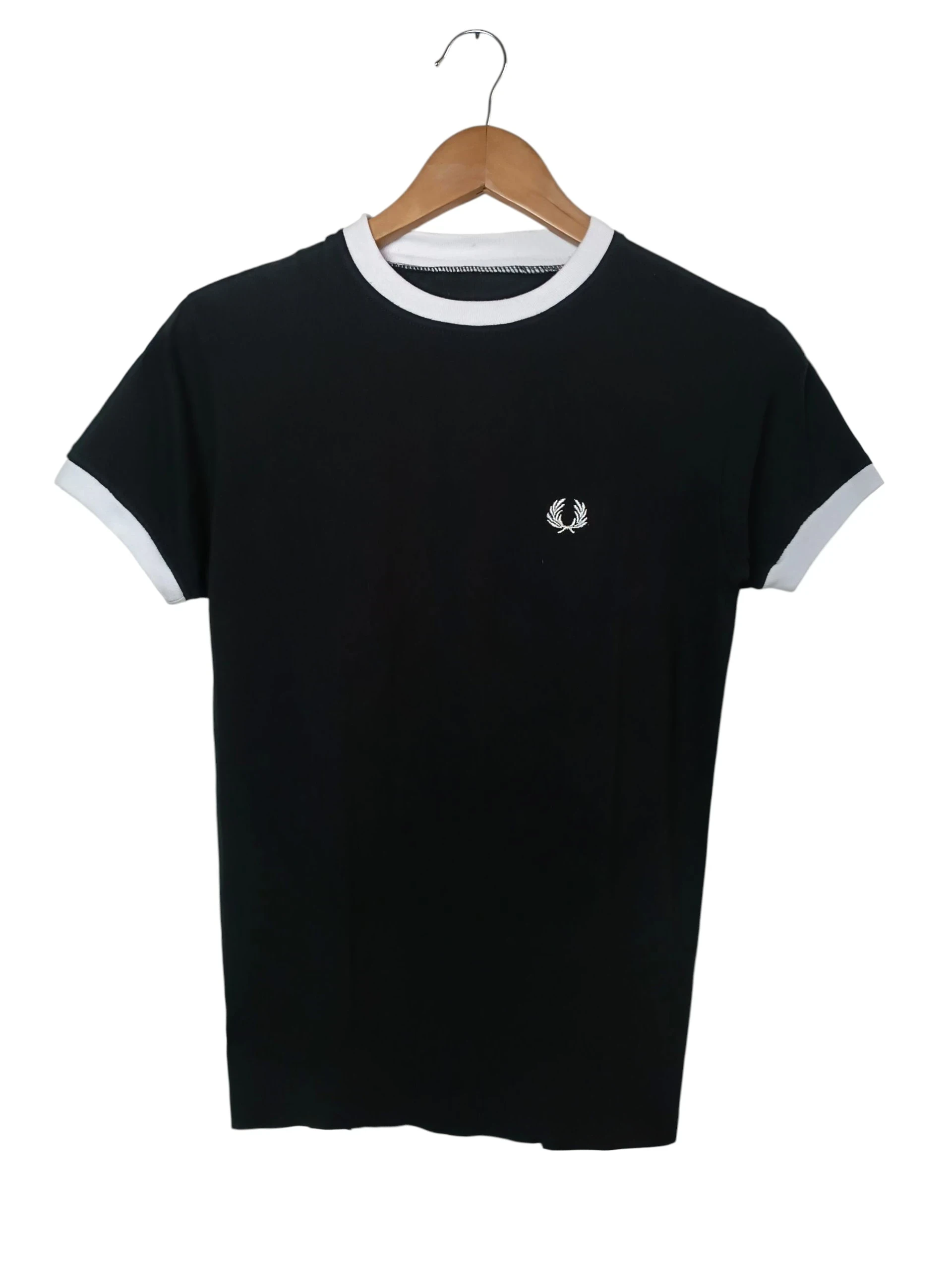Camiseta negra con bordes blancos 