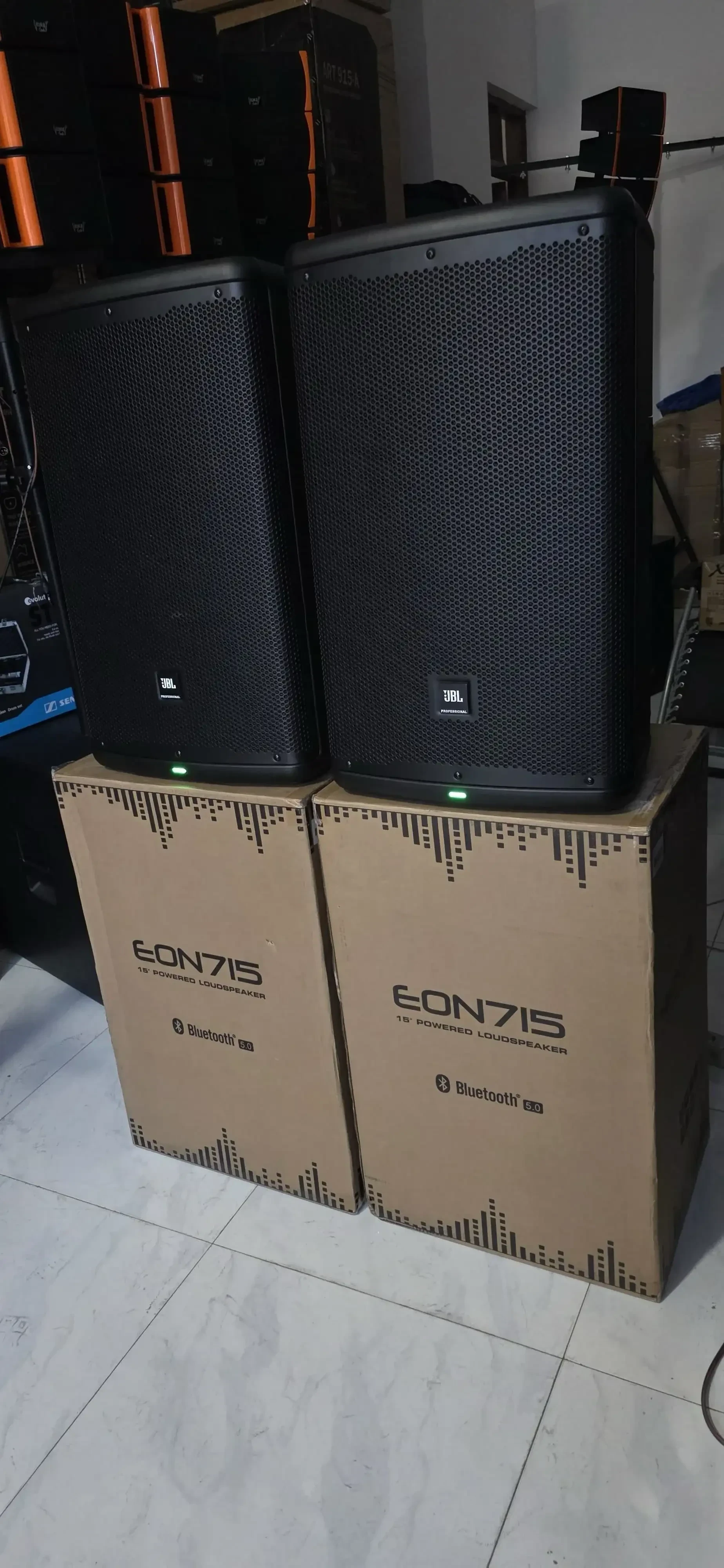 JBL EON 715 REPLICA EXACTA CARACTERISTICAS   generales Potencia nominal (W, continua) 650 Potencia nominal (W, pico) 1300 Respuesta de frecuencia Hz (±3 dB) 55 - 20,000 SPL máximo (dB pico) 128 Patrón de cobertura (nominal) 90° x 60°