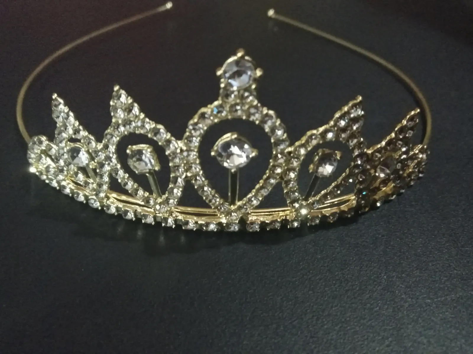 Tiara de metal con strass 