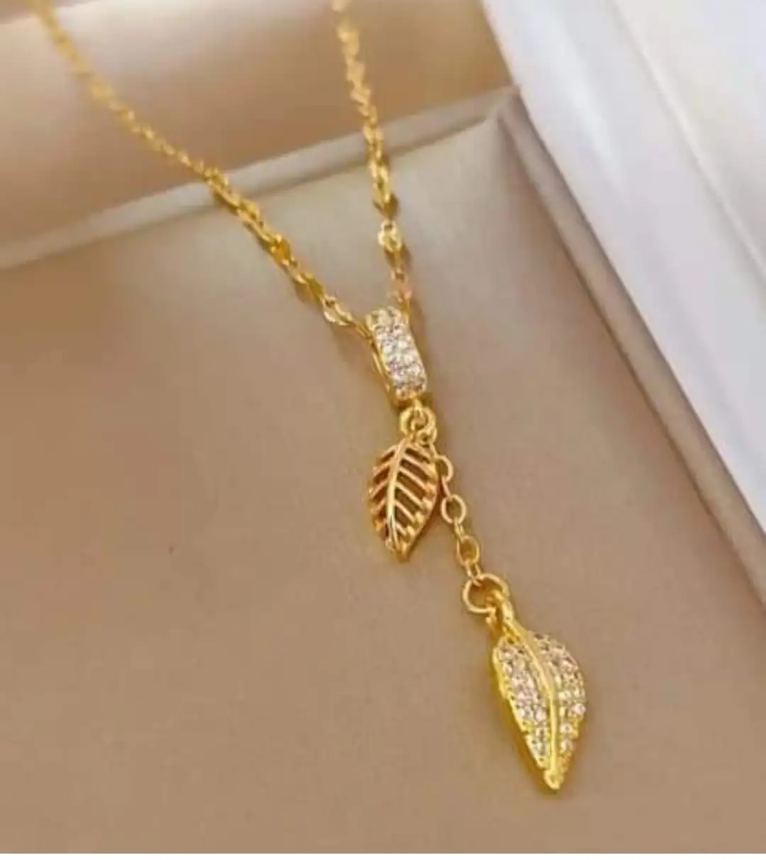 Collar de hojas