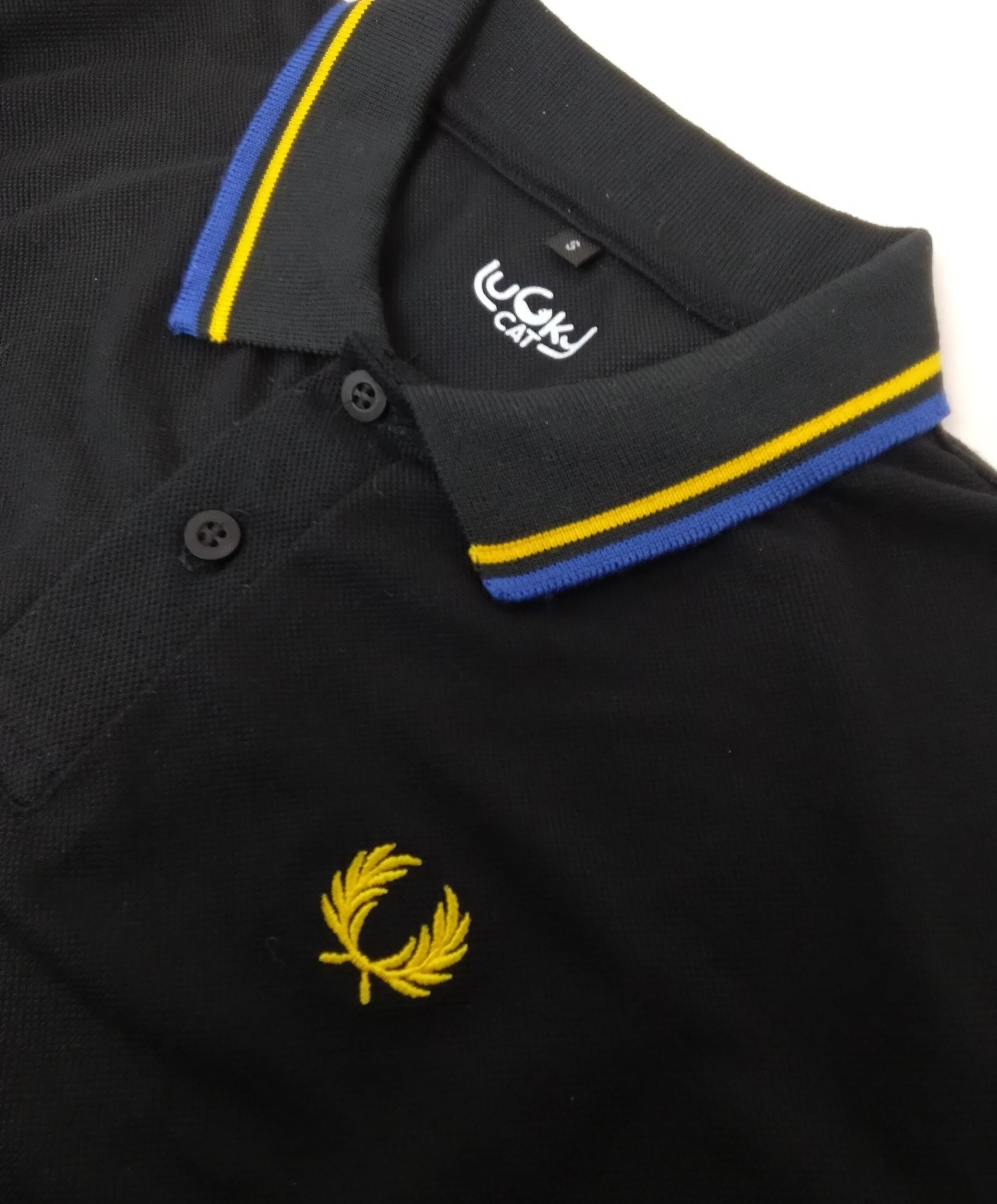 Camisa polo negra con azul y amarillo 2