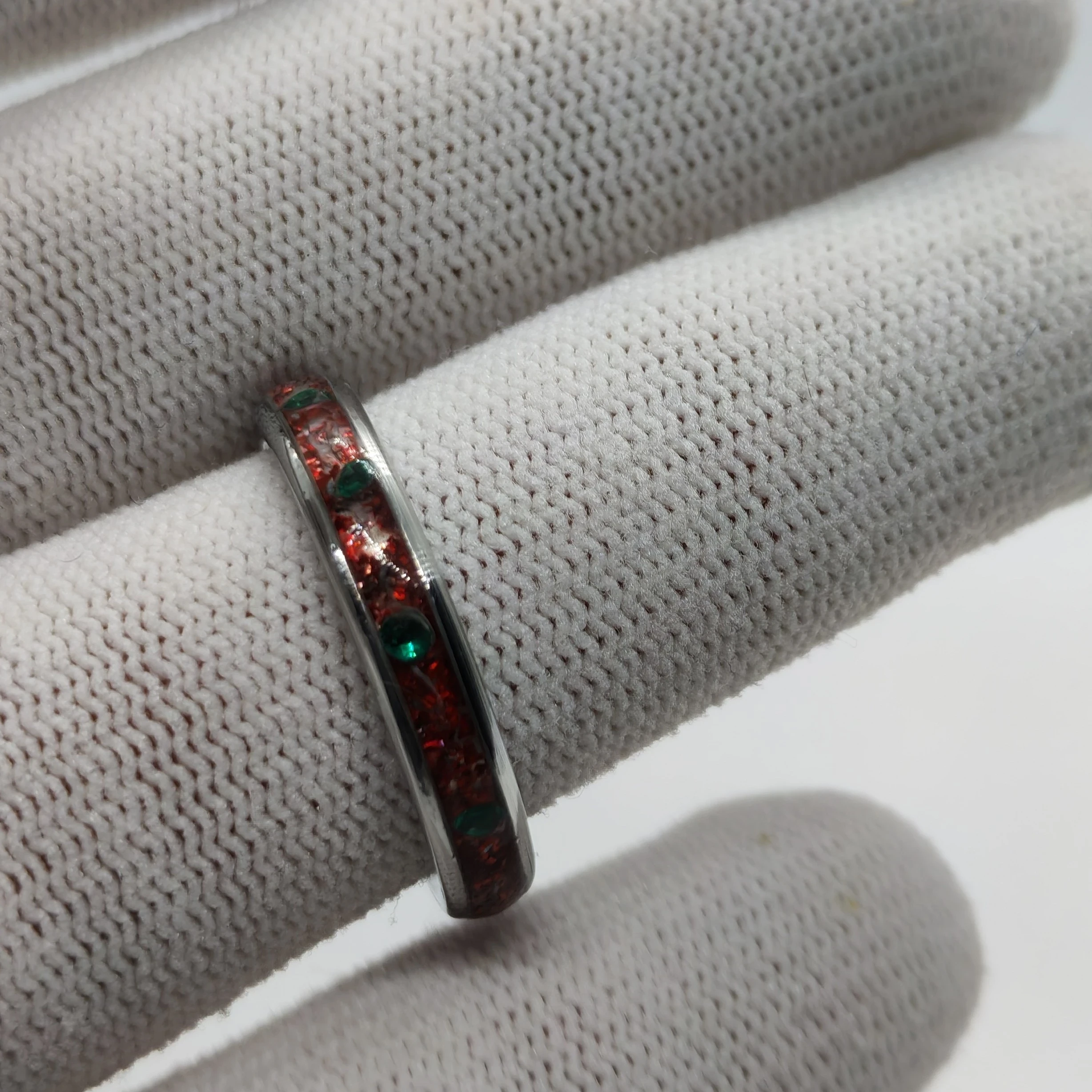 Anillo talla 9.5 de Esmeraldas y Mica Roja.