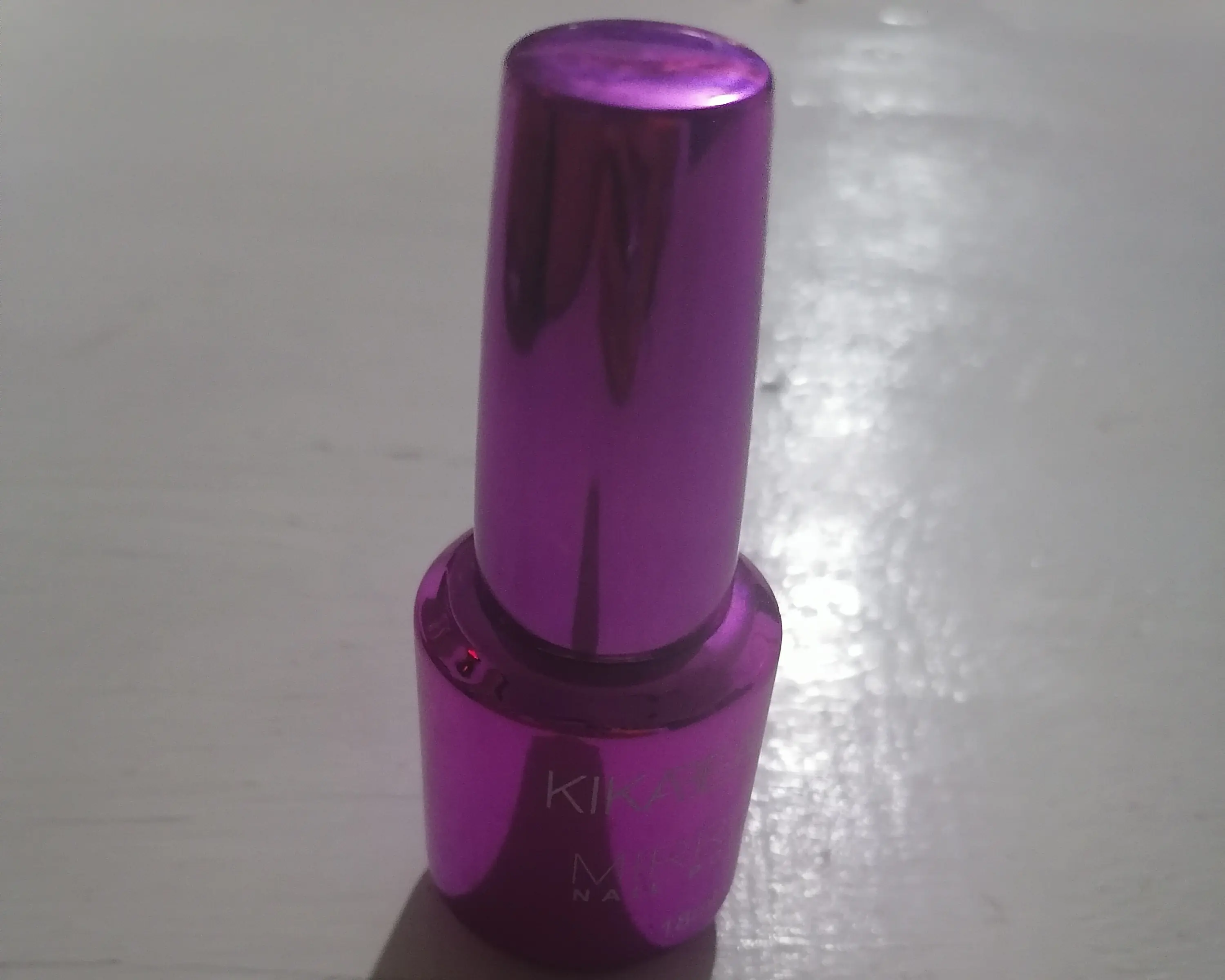 Esmalte de uñas con efecto de espejo