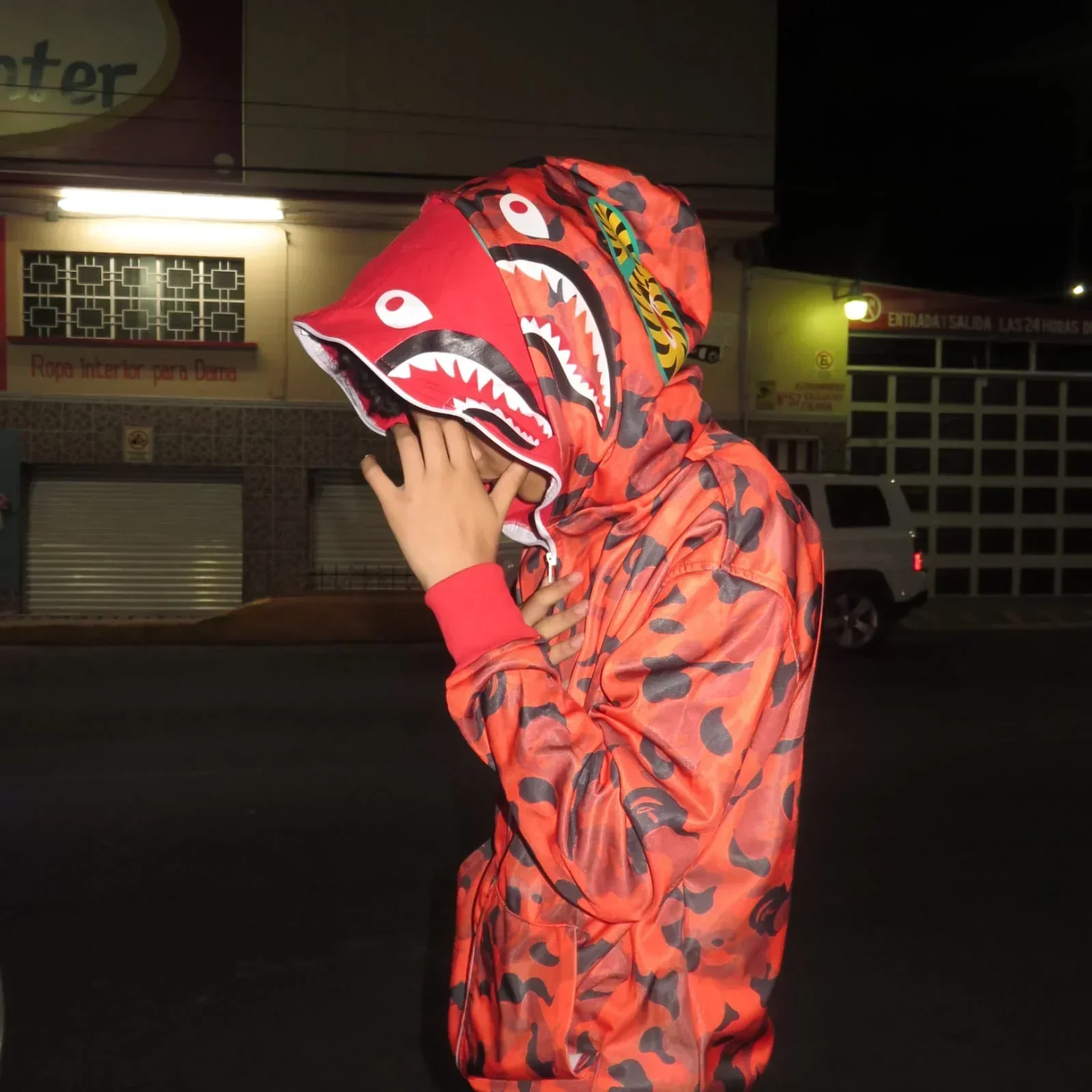 Chamarra doble gorro shark roja moteada 4