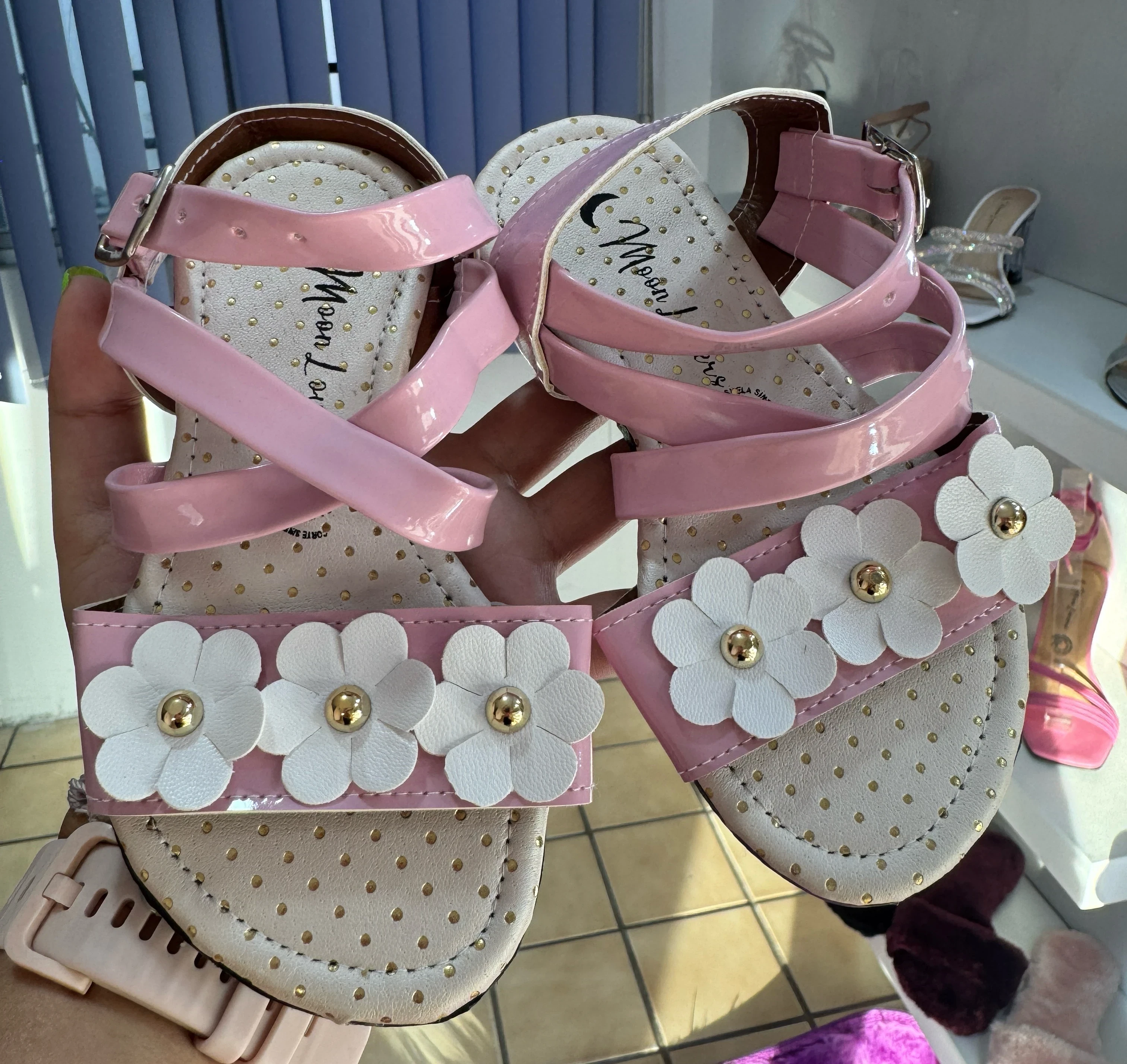 Mod.860 Sandalia de niña cintas rosa/flores blancas 