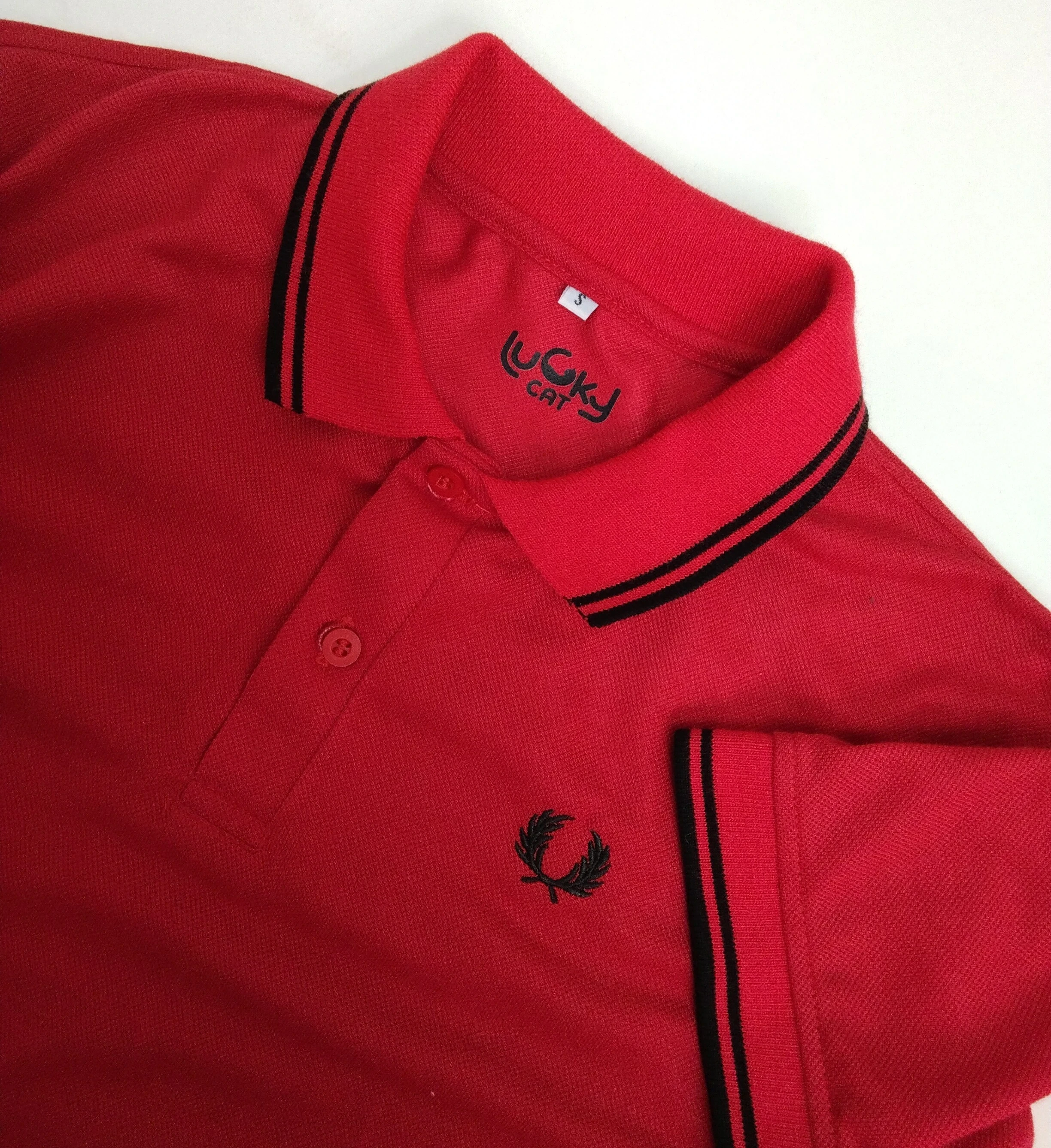 Camisa polo rojo con negro