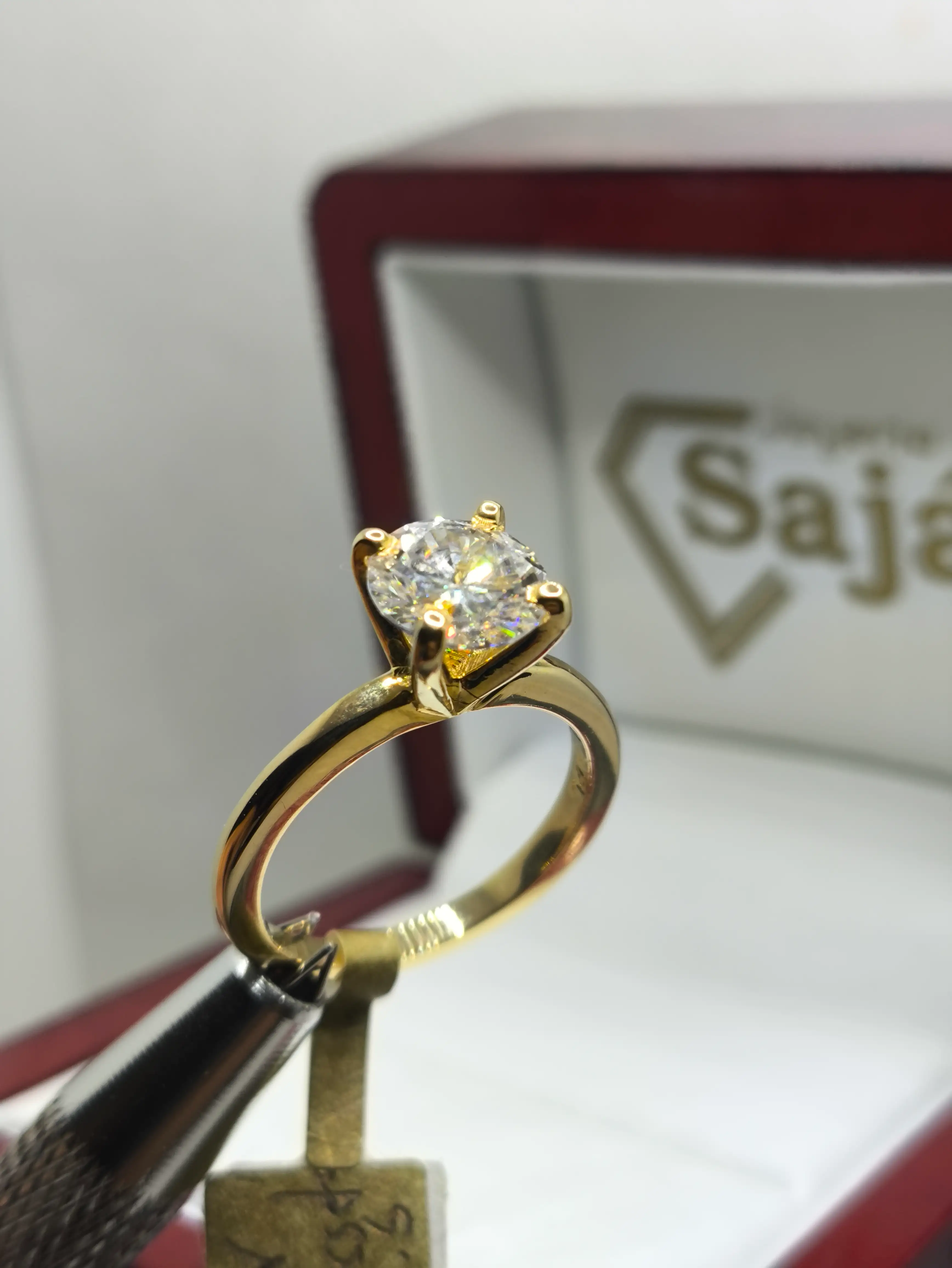 Anillo clásico 1.5ct moissanita central