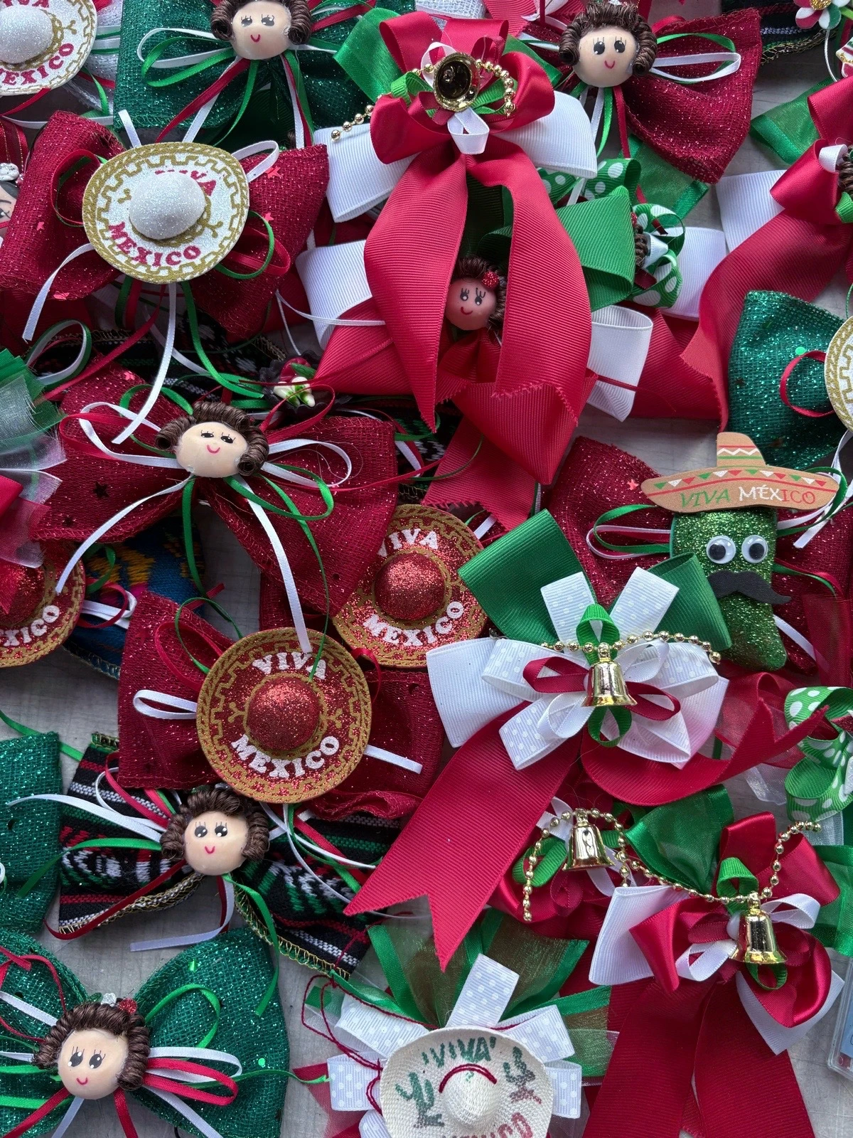 Moño Patrio Mexicano Artesanal con Sombrerito y Cascabeles – Accesorio para Fiestas Patrias 2