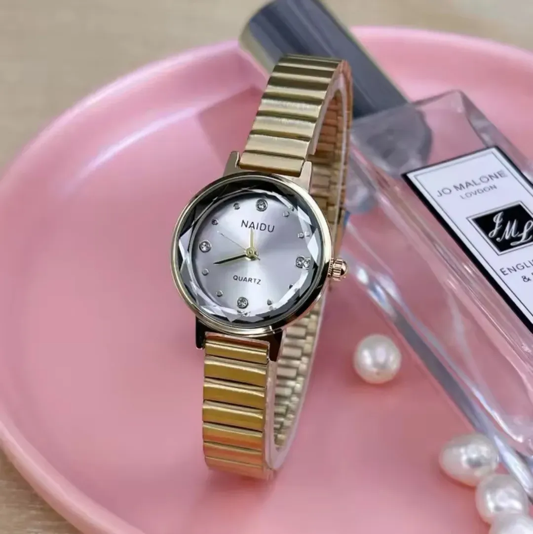 Reloj Naidu Original Acero Análogo Redondo Dorado Fondo Blanco 2
