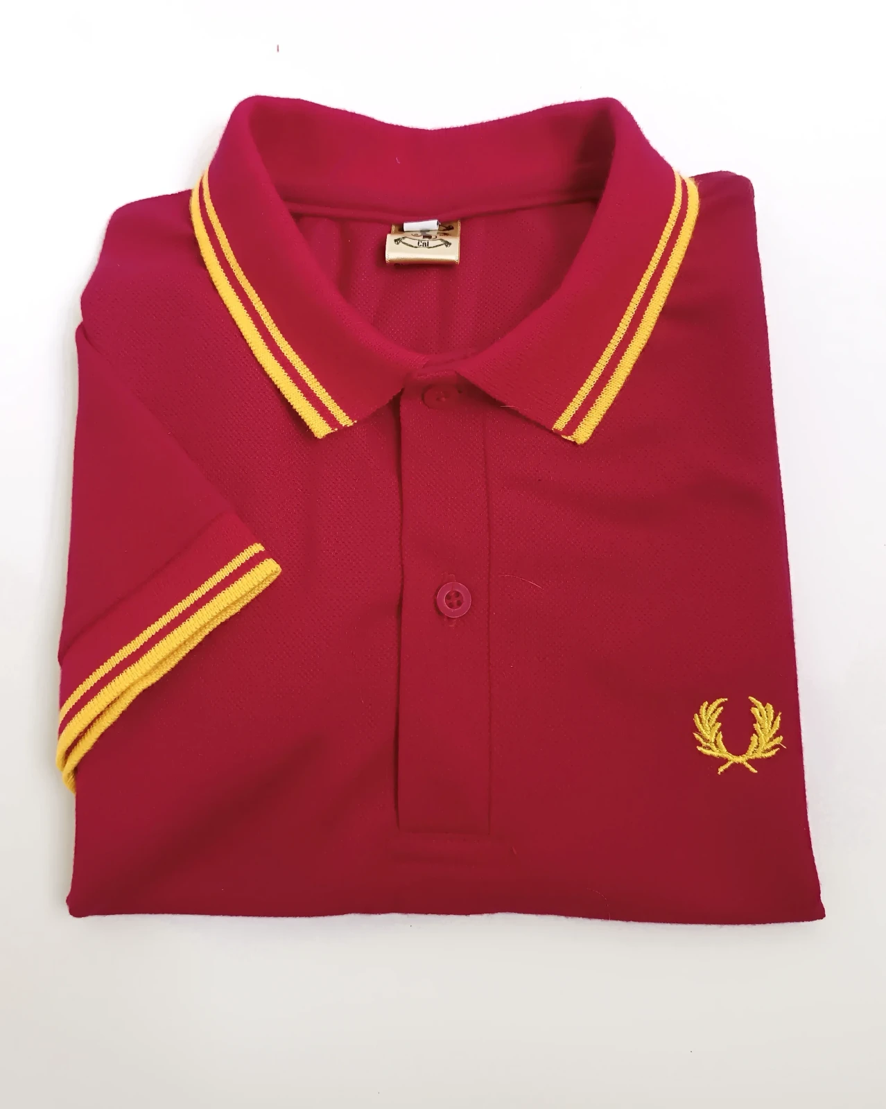 Camisa roja con líneas amarillas 2