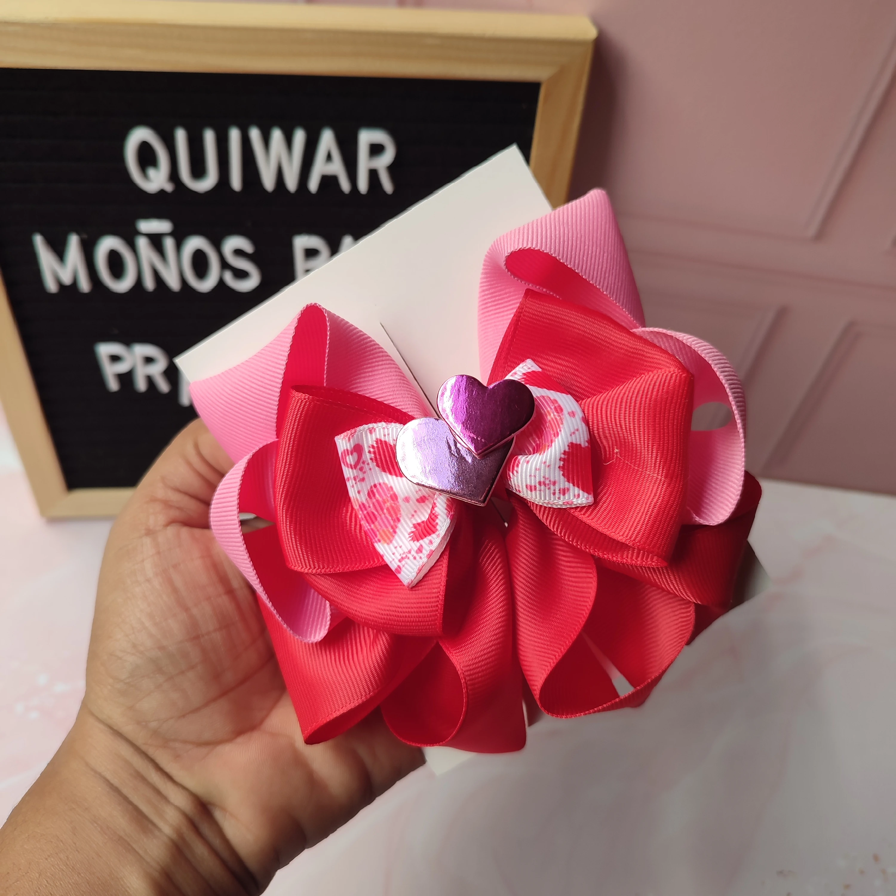 Lazo brenda rojo con rosado, centro corazones