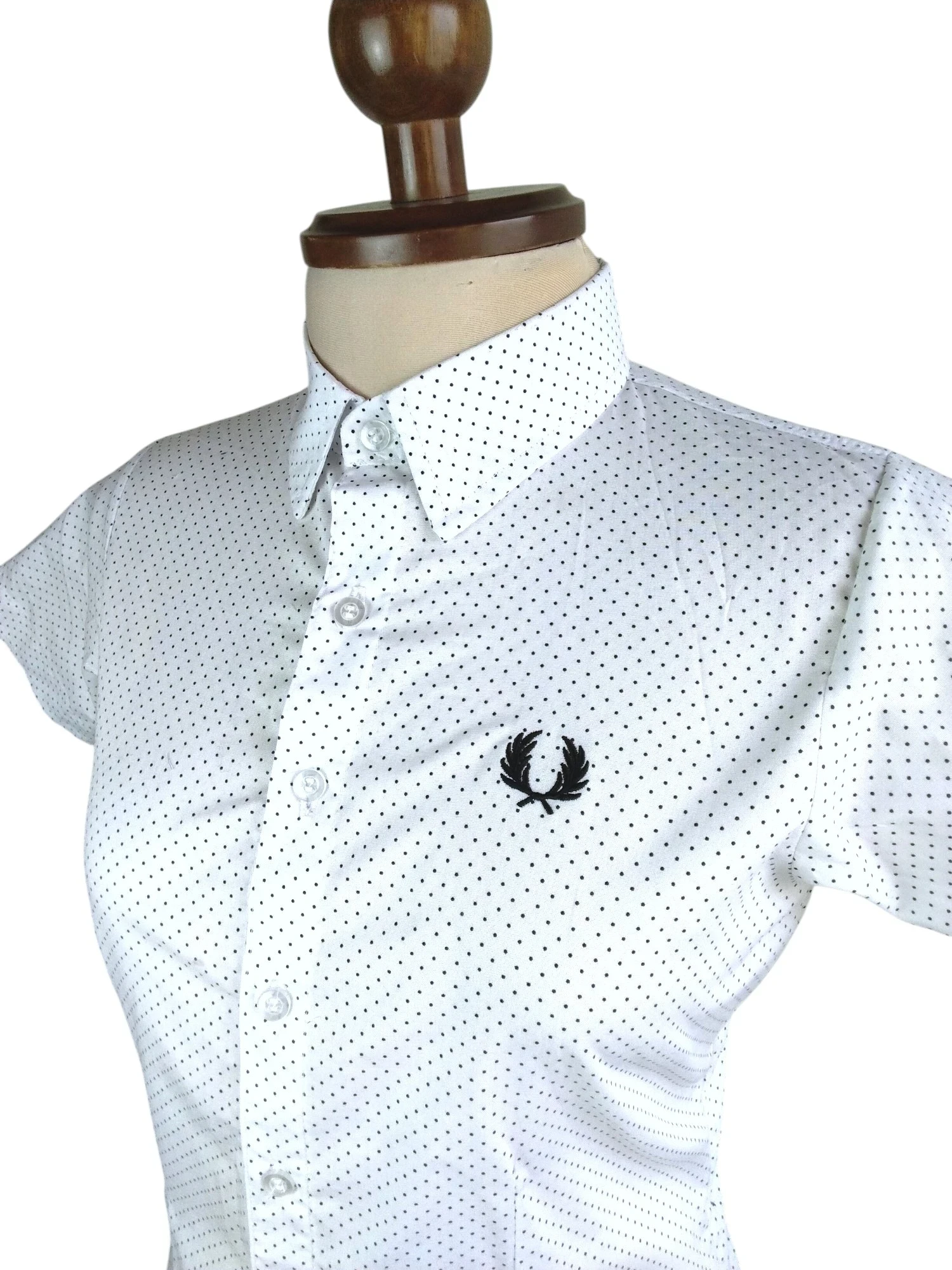 Camisa de botones blanca con puntos negros 