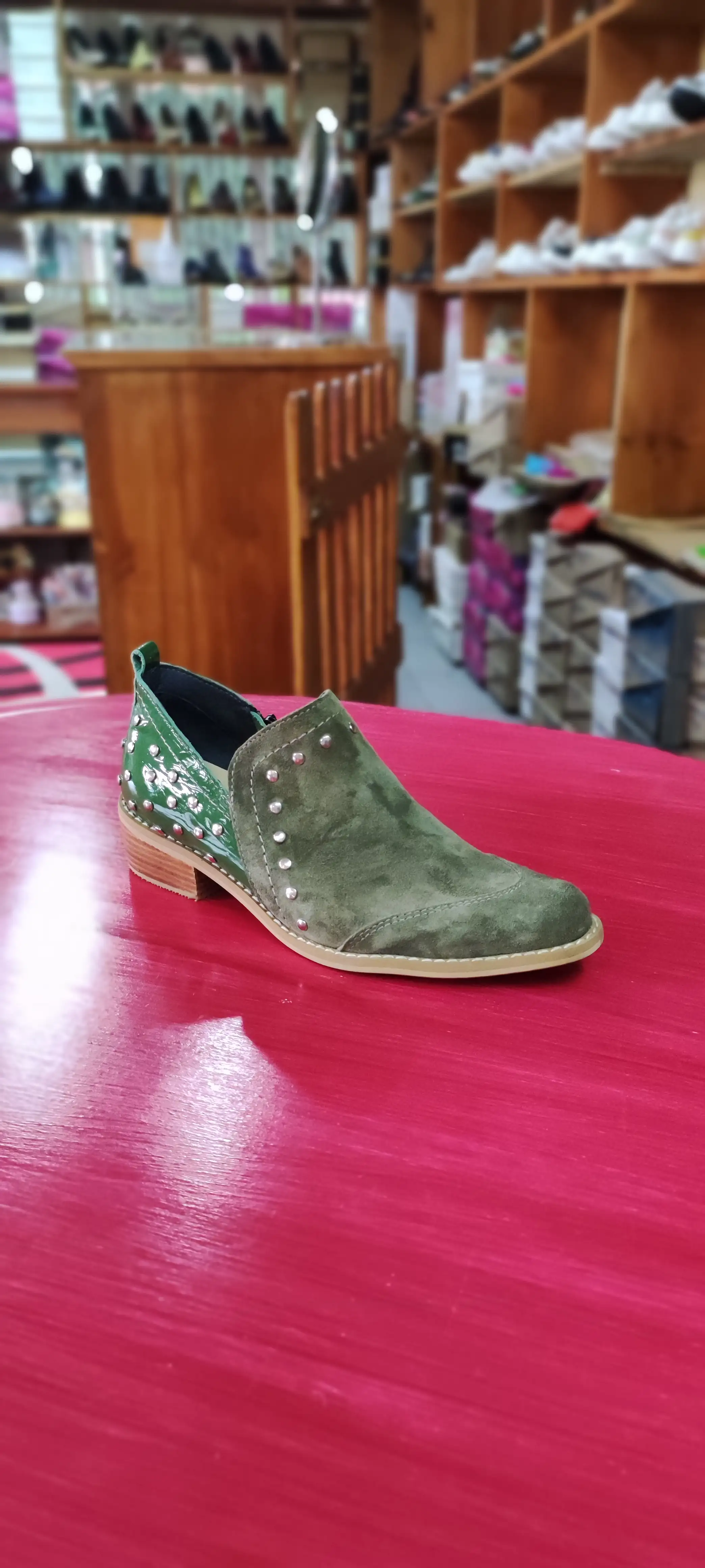 Botin verde con tachas