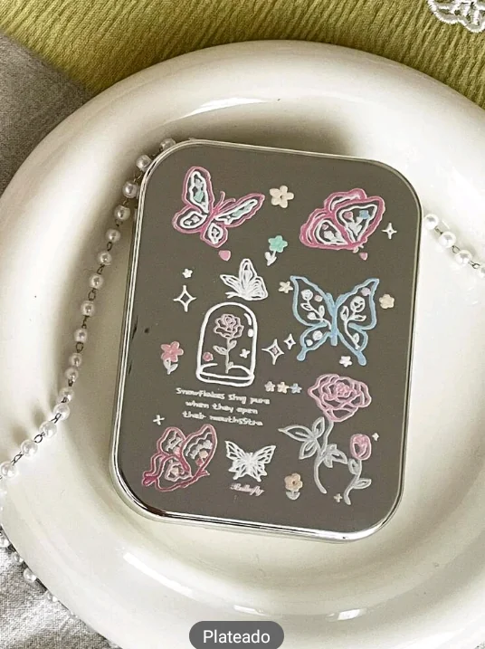 estuche de mariposa y flores