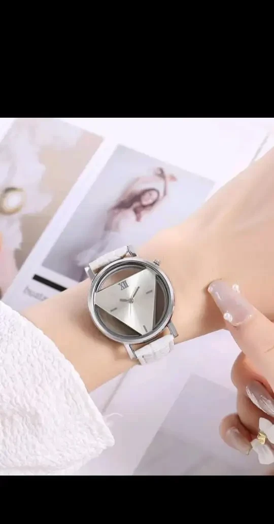 Reloj con diseño triangular/Transparente 