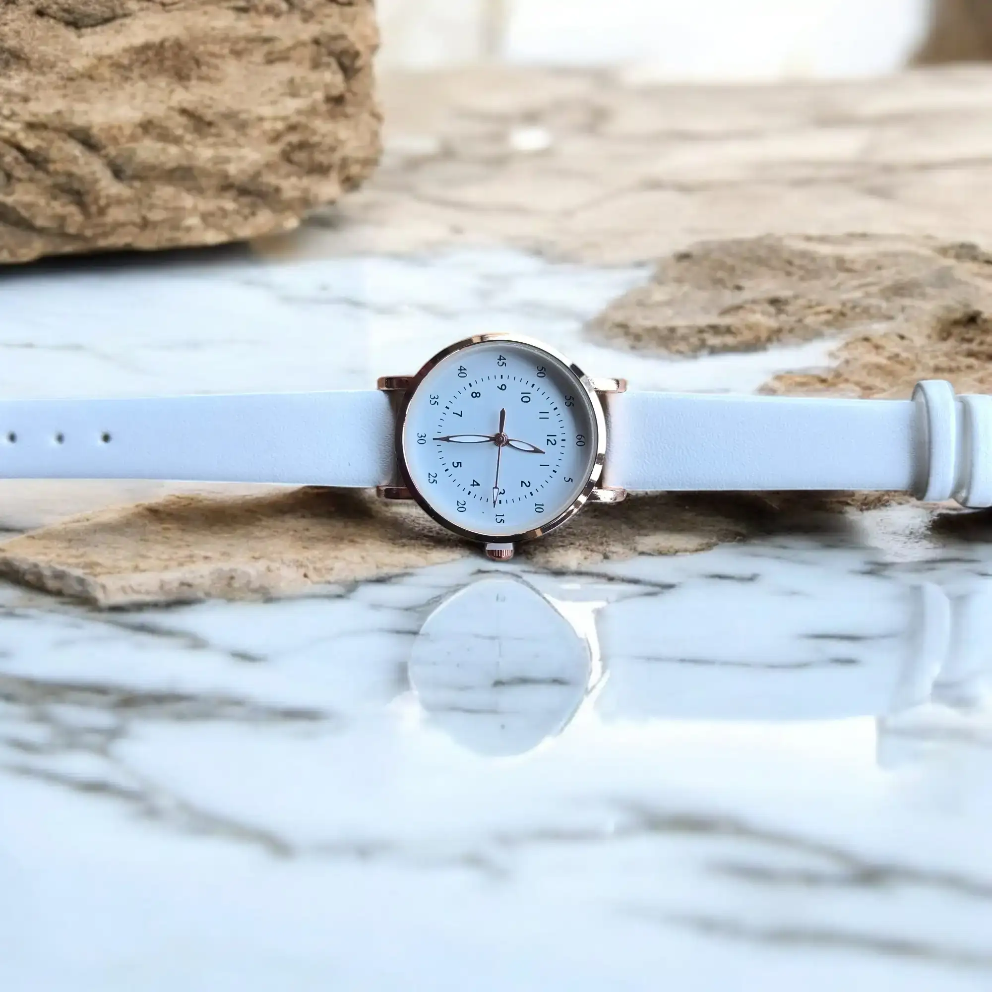 Reloj redondo blanco