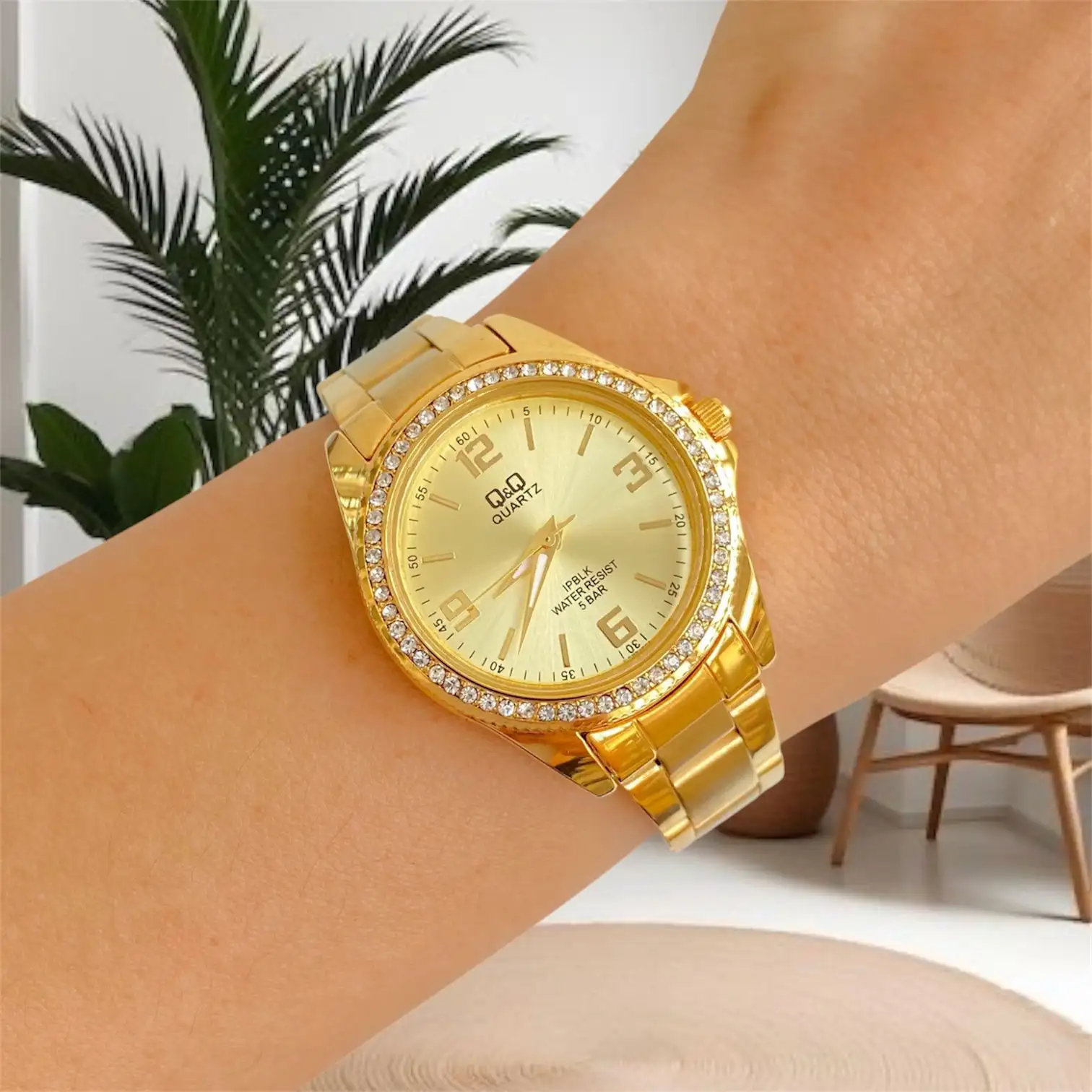 Reloj Q&Q Original Acero Con Piedras Dorado Fondo Dorado