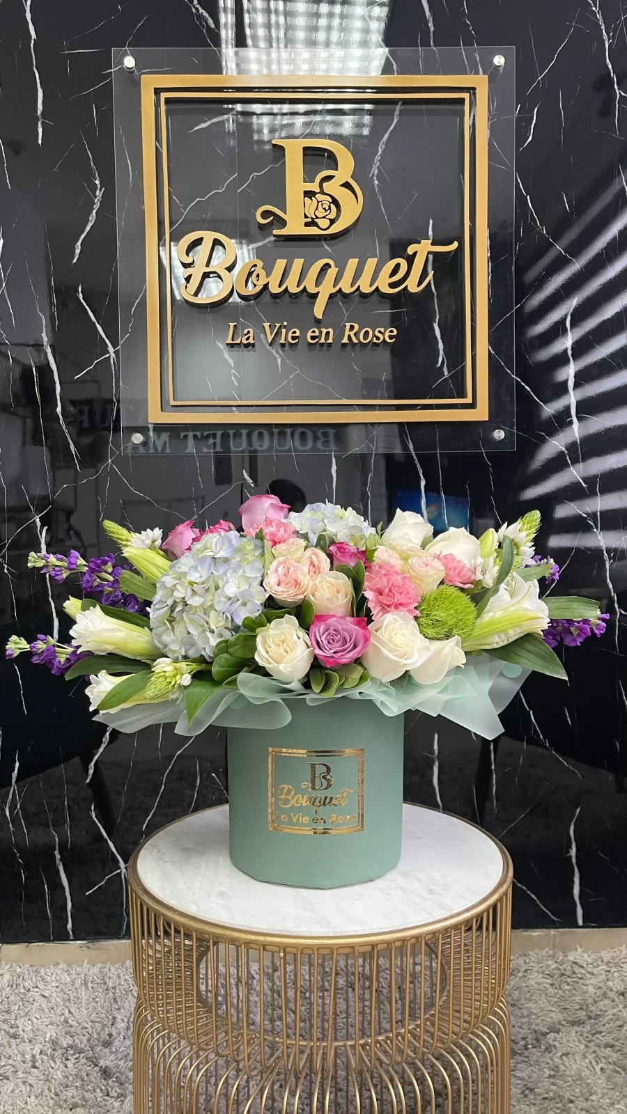 Bouquet mediano con papeleria y flores surtidas