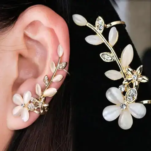 Trepador dorado con flor y racimo