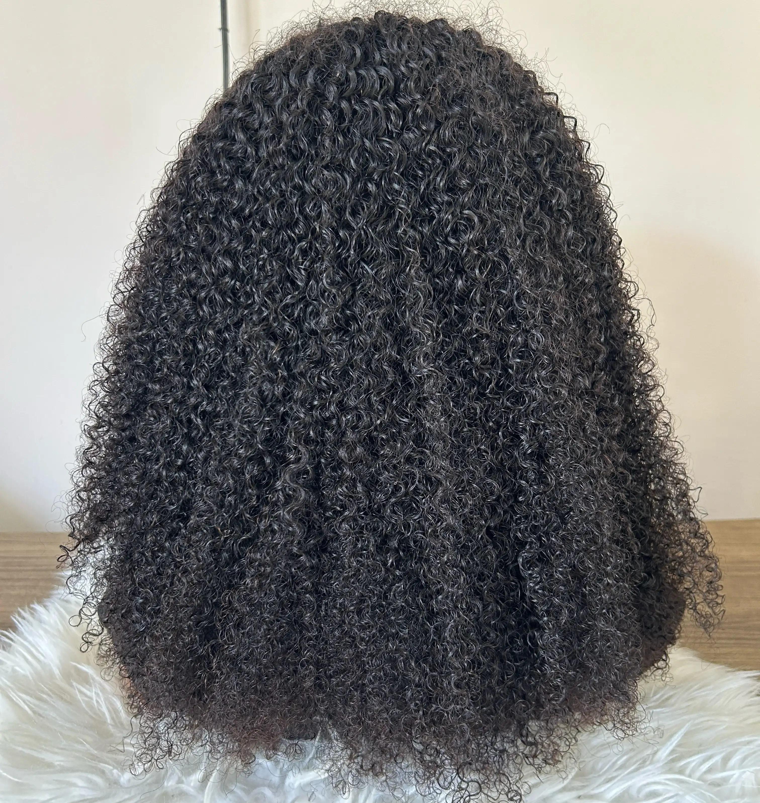 Peluca con diadema kinky Afro de 22” 5
