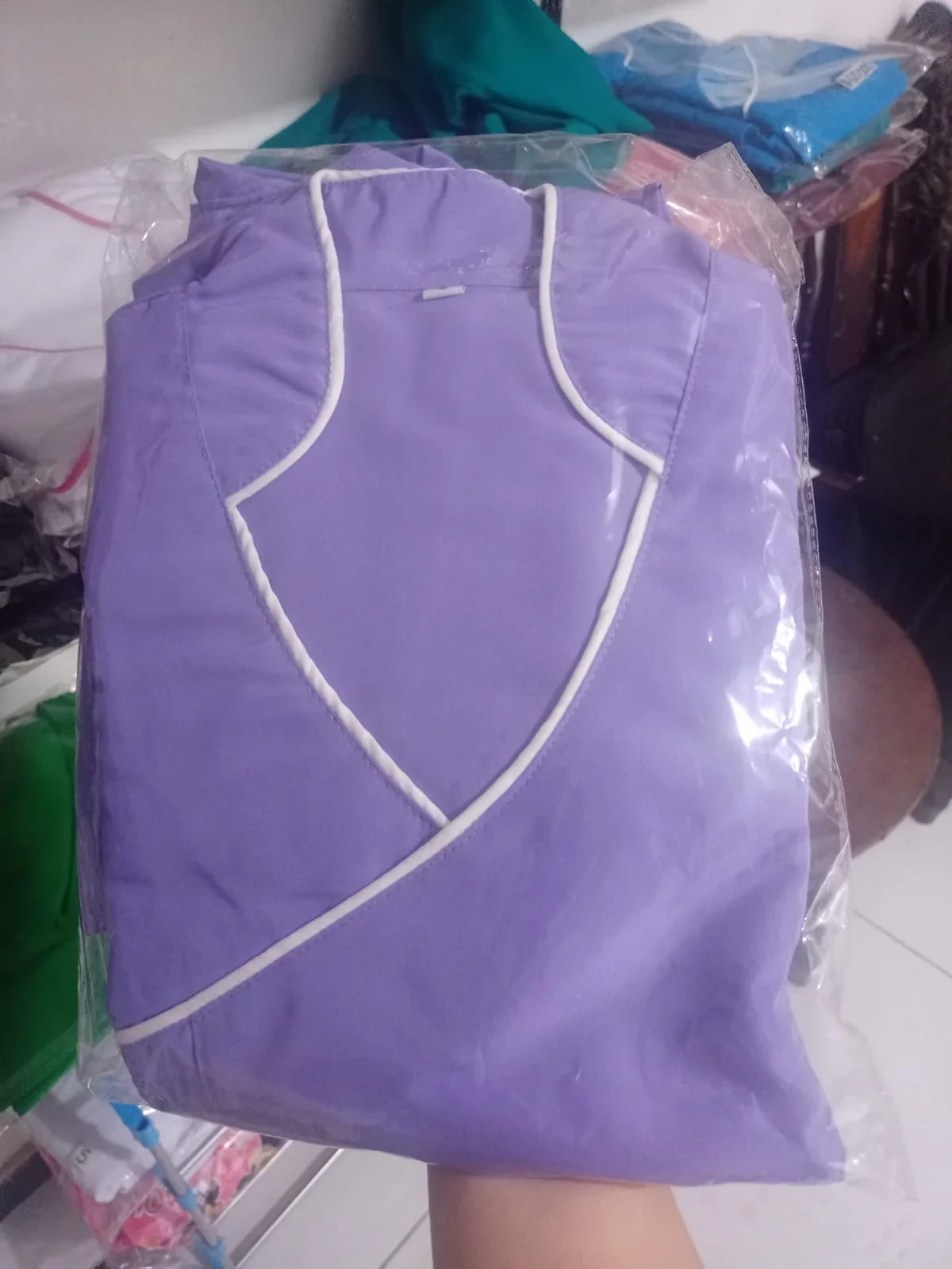Uniforme Dama Antifluido Cuello Cruzado  10