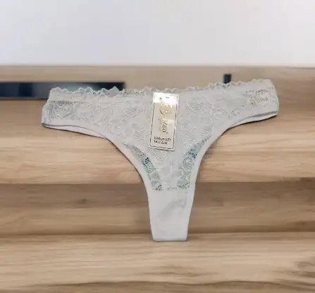 Panty tipo tanga encaje
