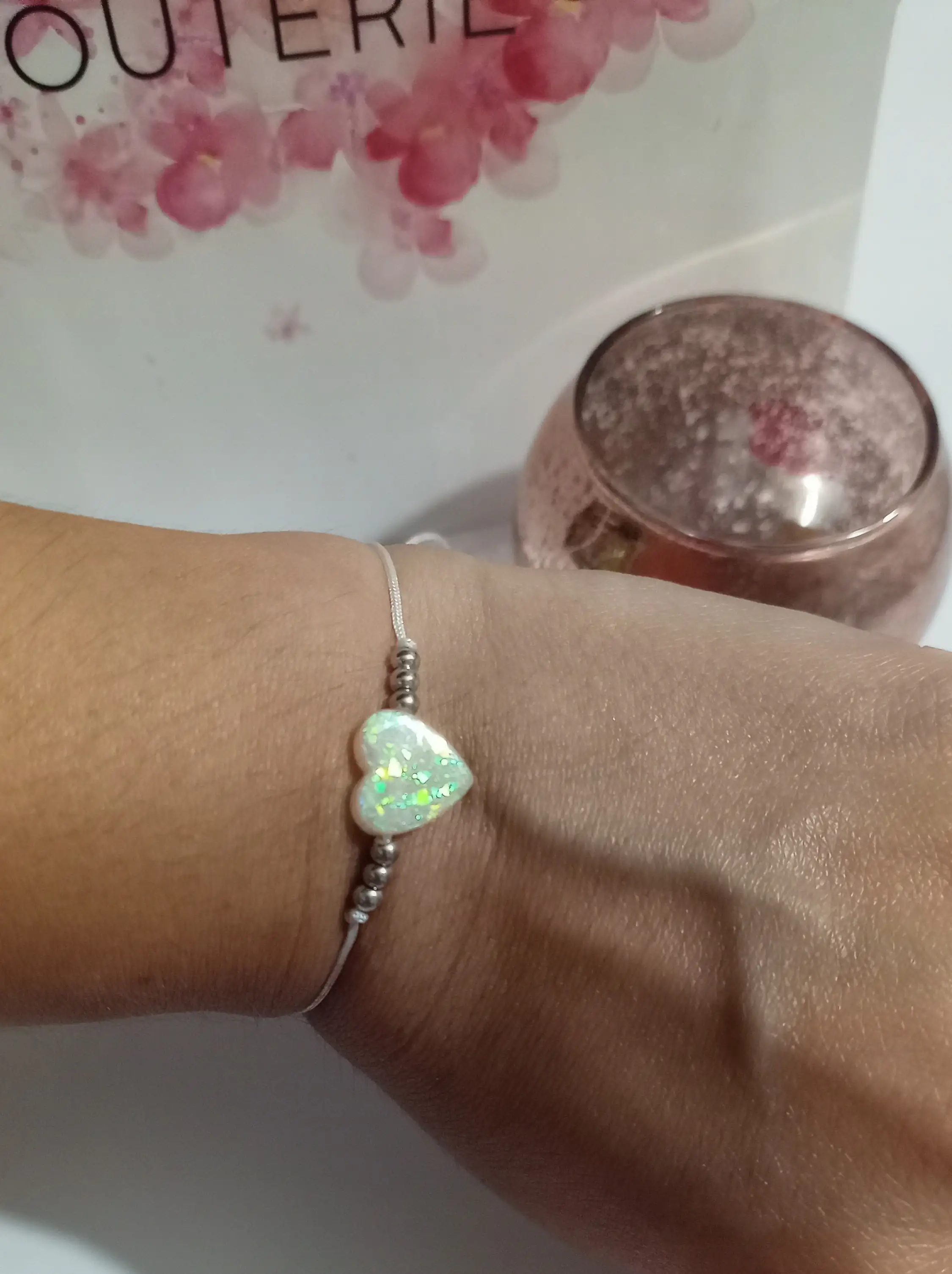 Pulsera de hilo con dije corazon blanca 3