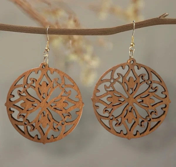 Pendientes con diseño circular tallados