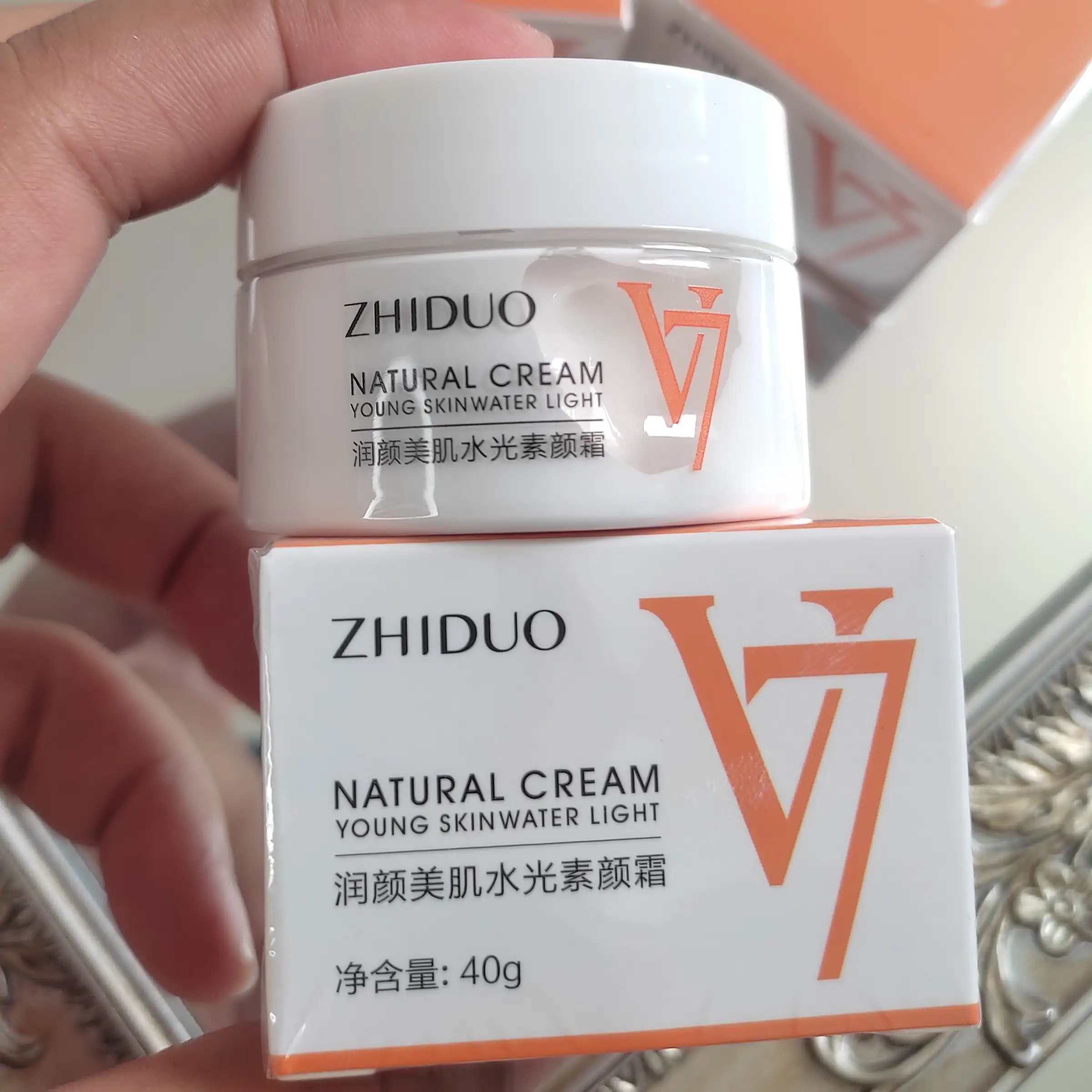 CREMA HIDRATANTE NATURAL V7 REJUVENECEDORA 40G. 3