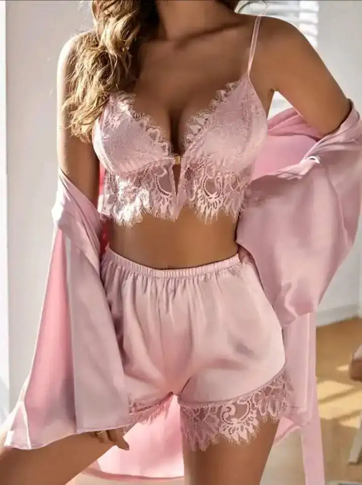 set de short, top y bata color rosa.