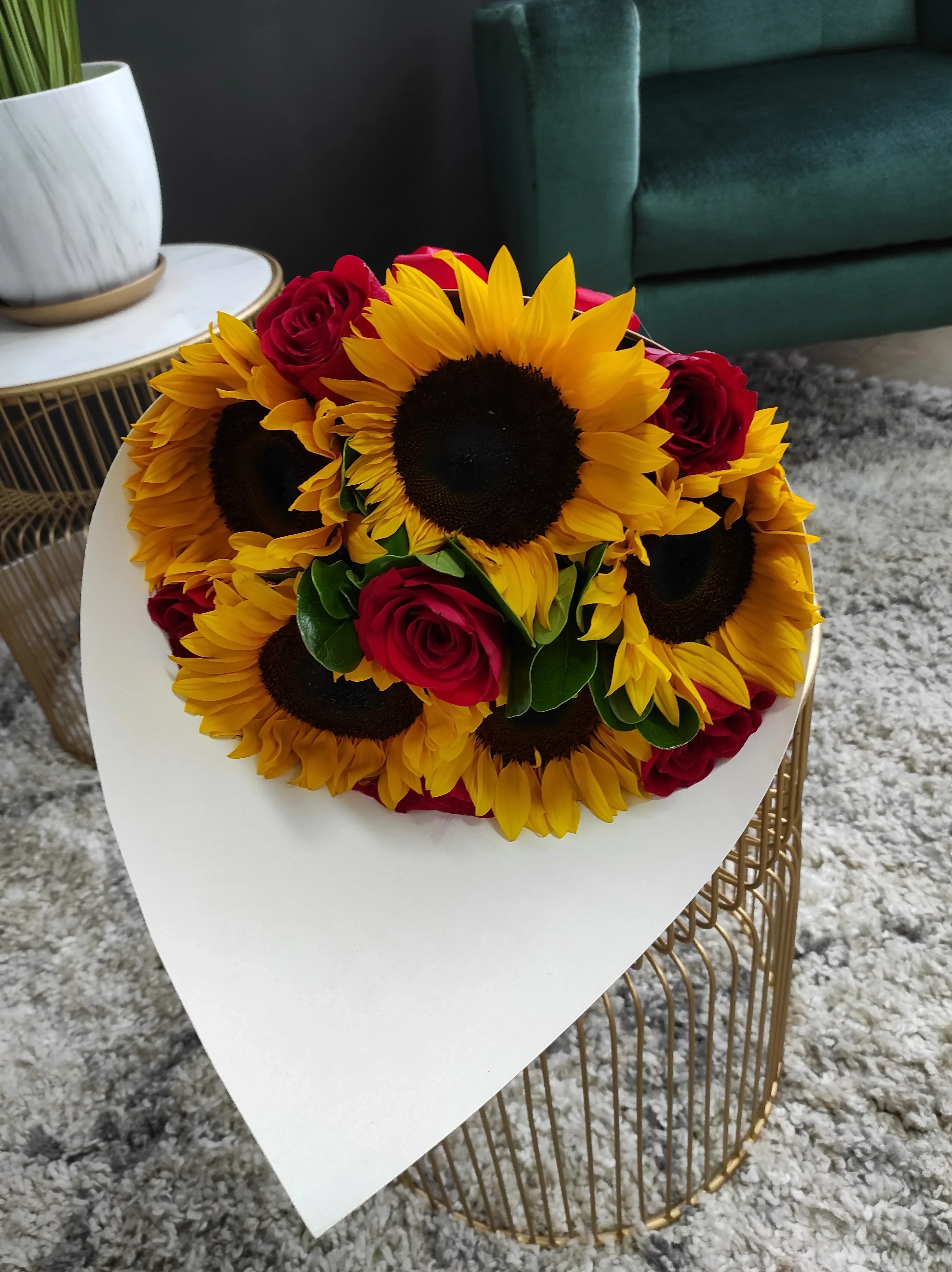 Cono mediano de girasoles y rosas 