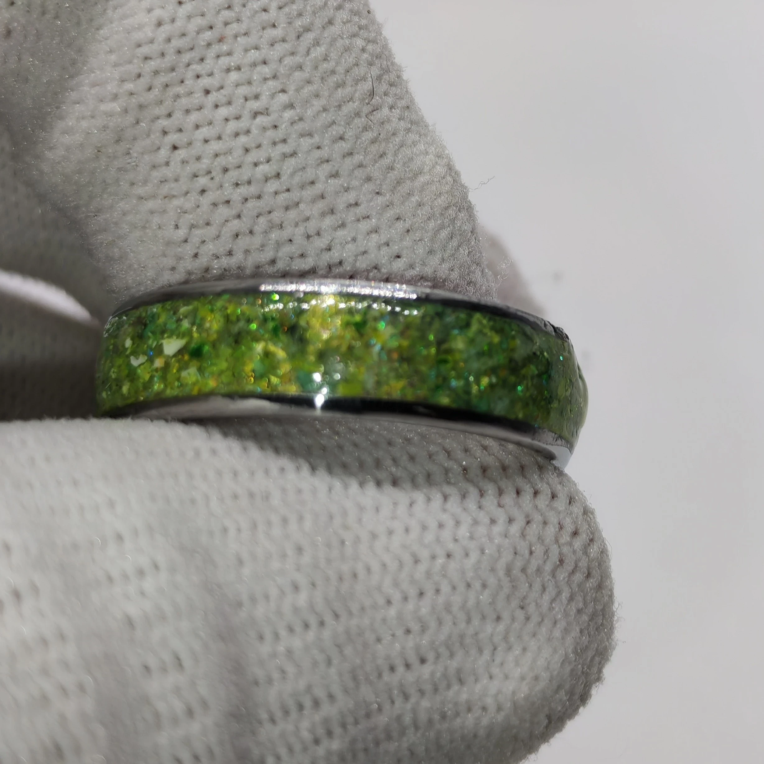 Anillo Talla 8 con Esmeraldas y Mica Verde Amarilla 