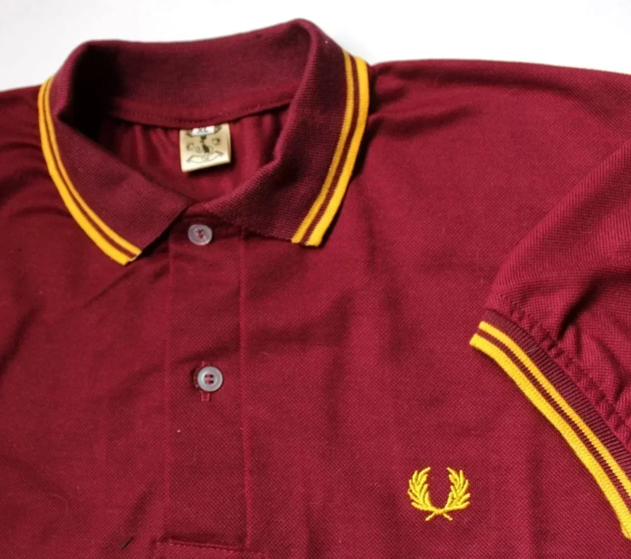 Camisa polo vinotinto com amarillo