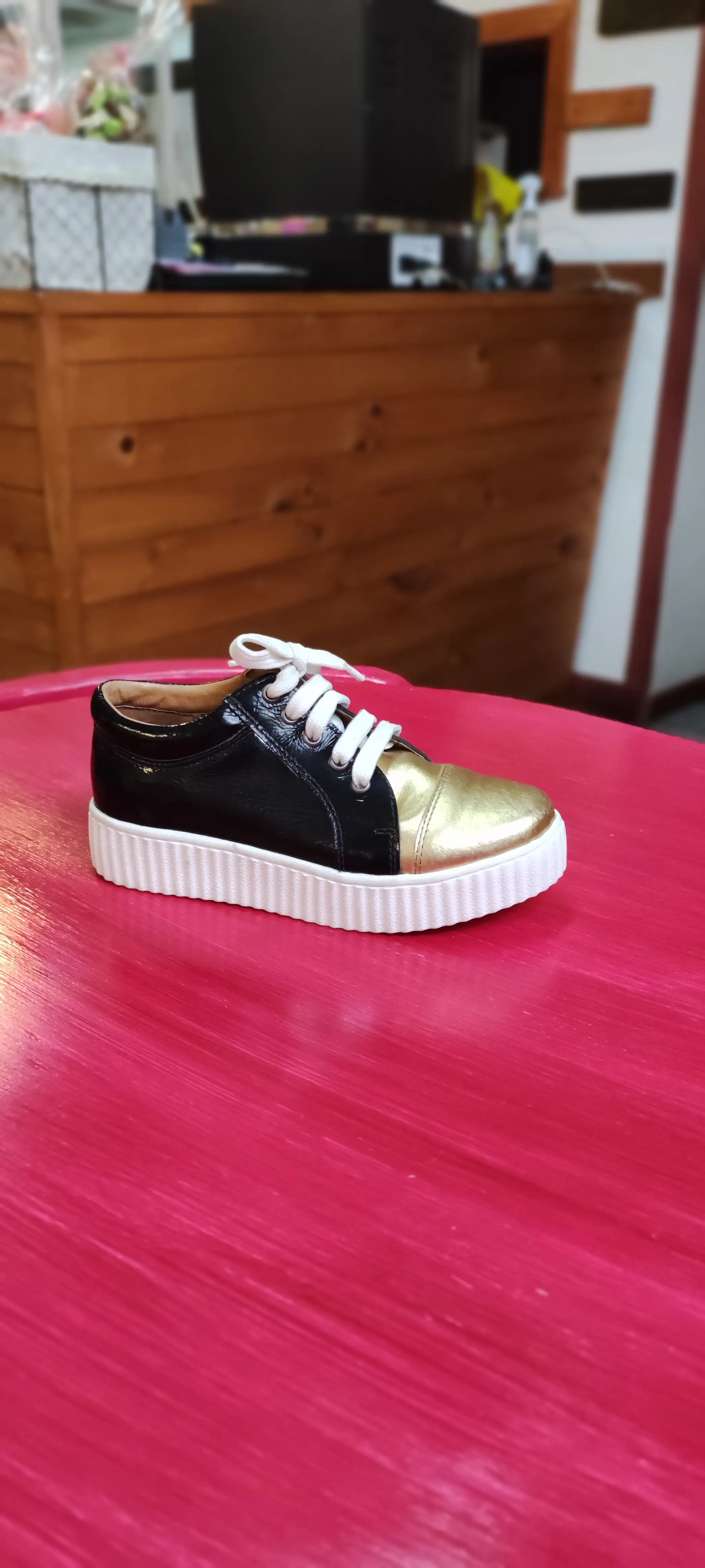 Zapatilla negra con dorado
