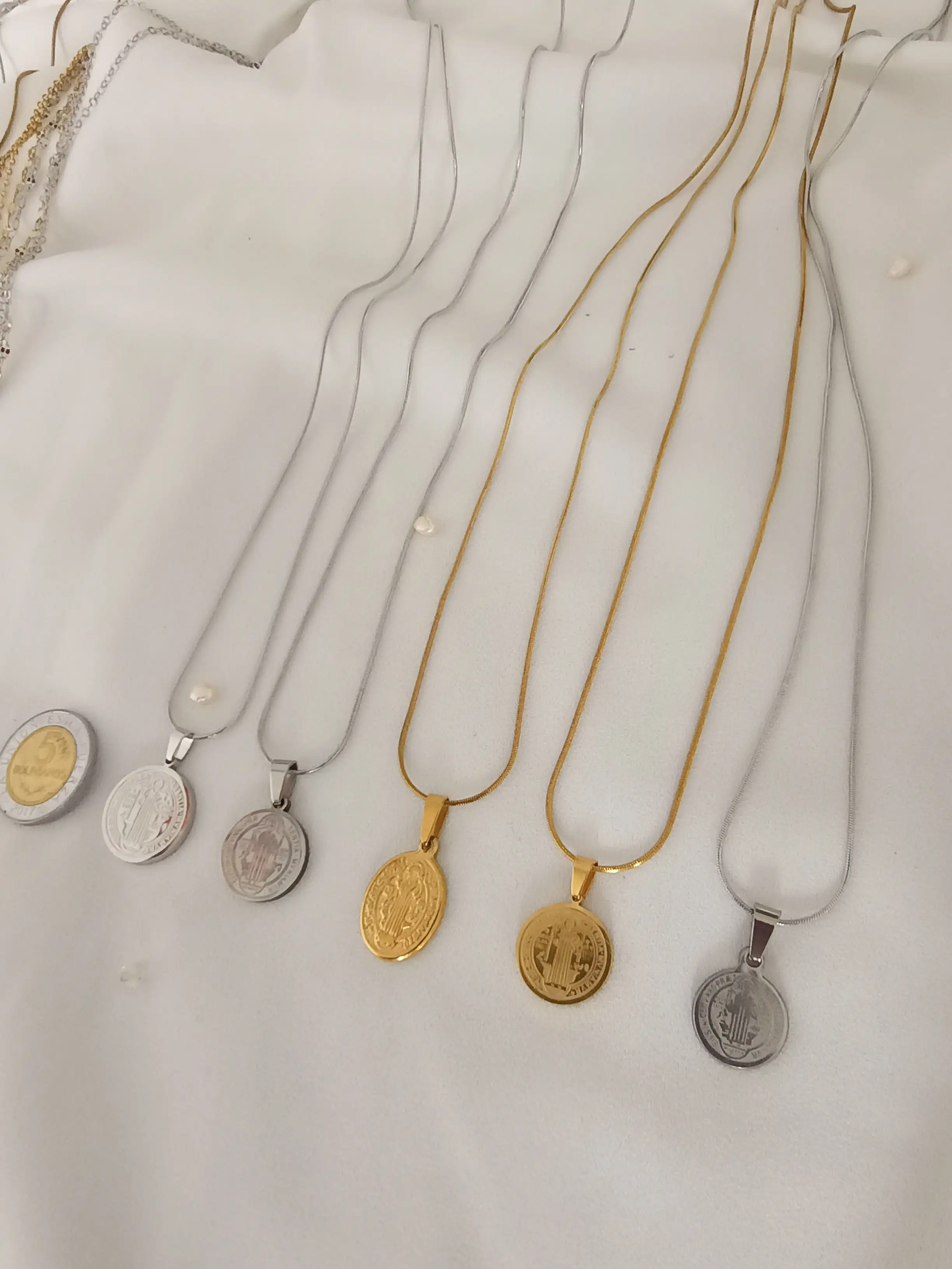 Cadena con dije de San Benito en acero inoxidable  2