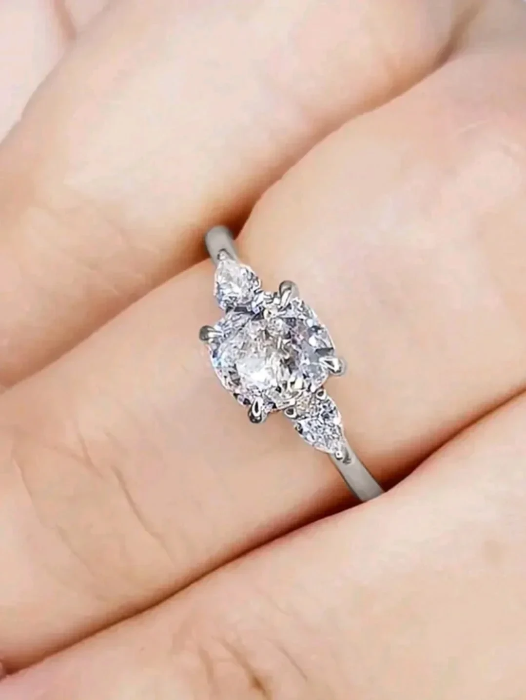 Elegante anillo de enchape de plata y circonia  3