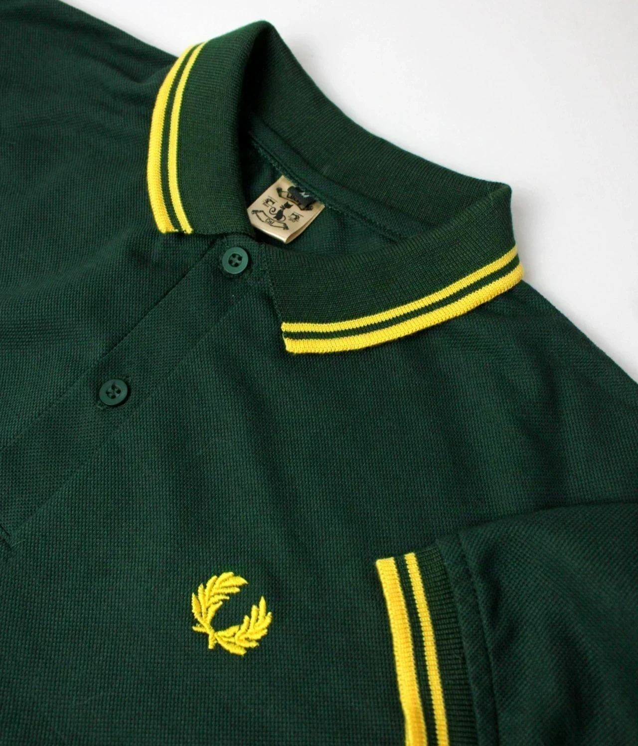 camisa polo verde botella con lineas amarillas  2