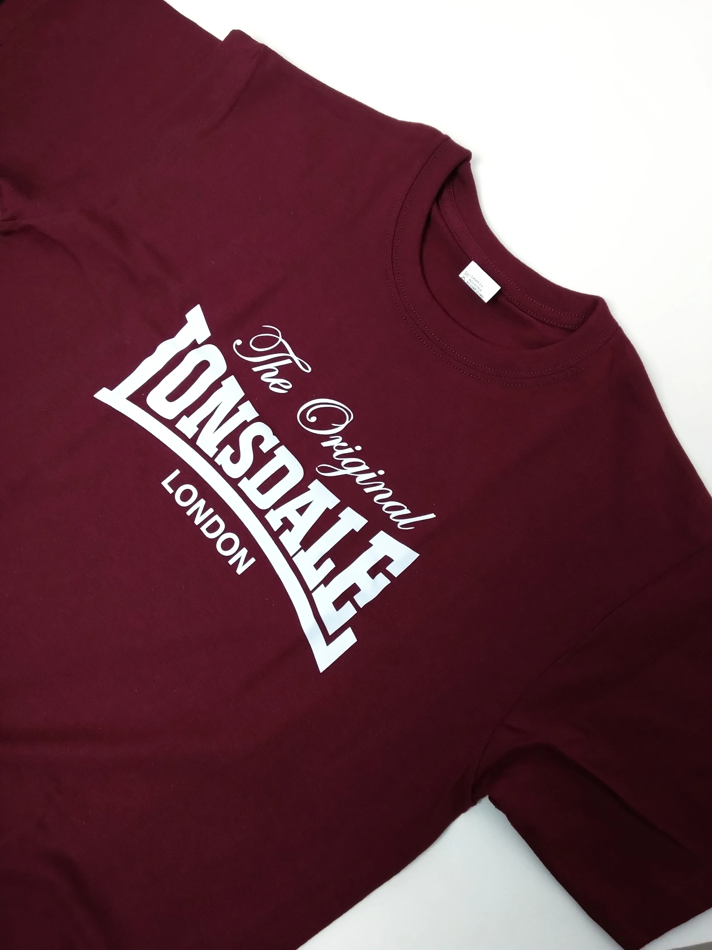 Camiseta vinotinto estampada 