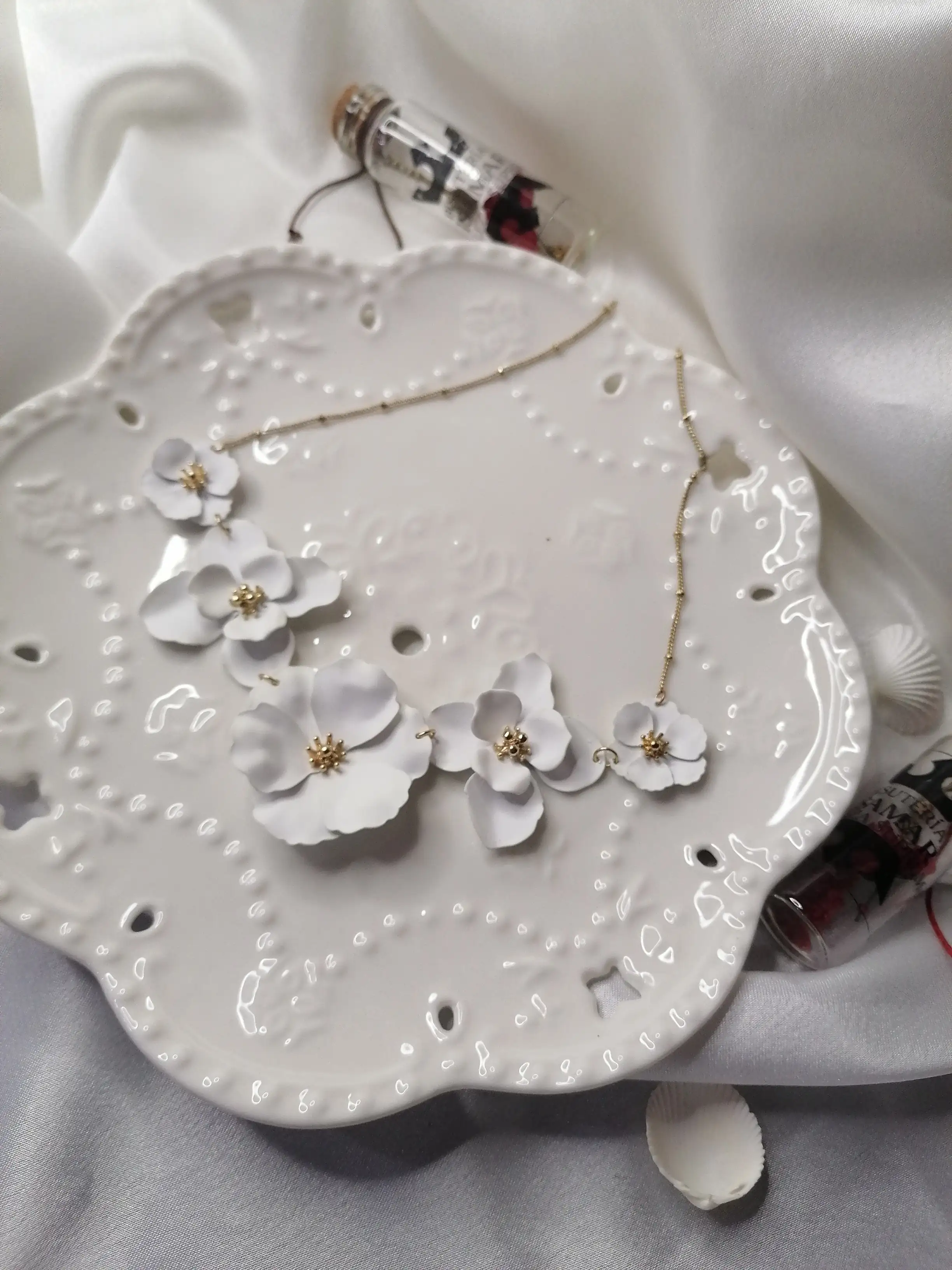COLLAR FLORES BLANCAS 