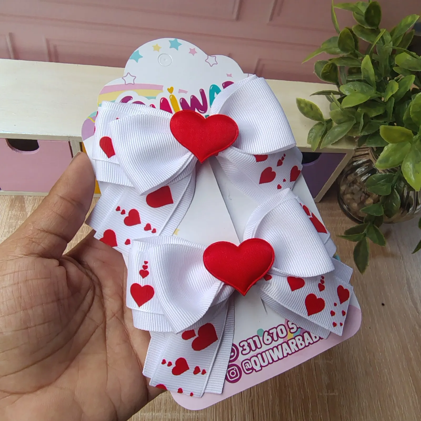 Par dulce amor blanco y rojo con corazones
