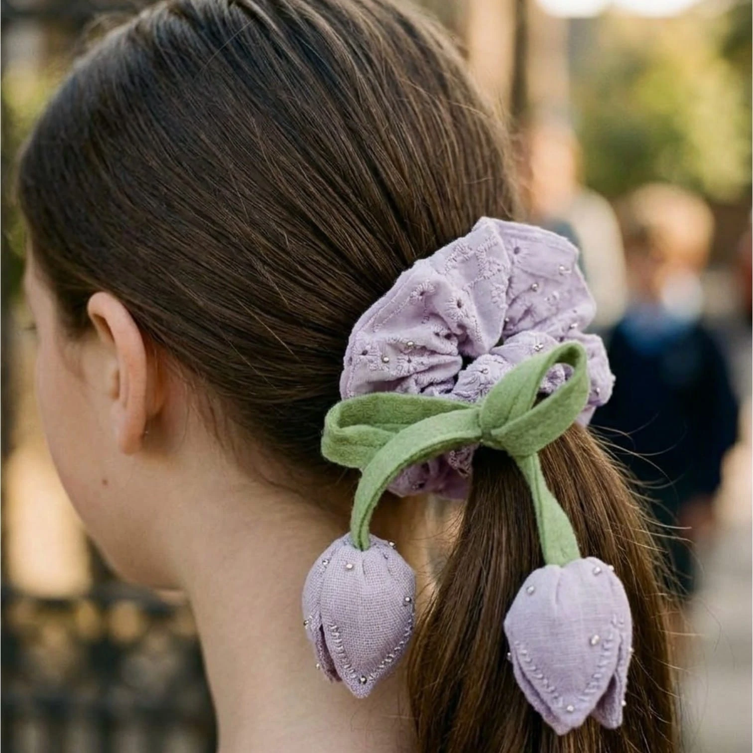 🌸 Set de Docena de Scrunchies Elegantes con Perlas y Moño de Hoja