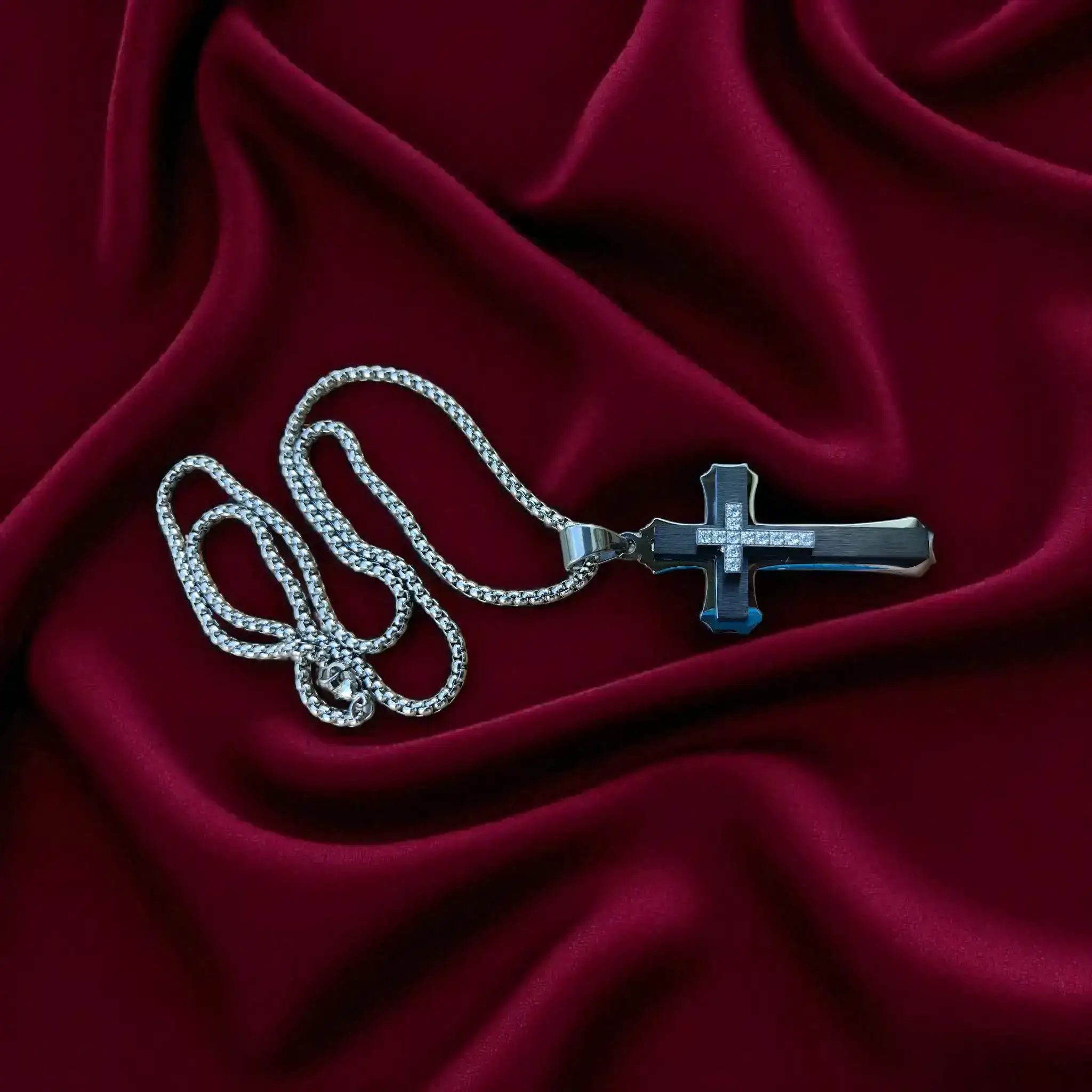 Cadena de Acero Inoxidable con Dije de Cruz Negra y Detalles en Cristales 2