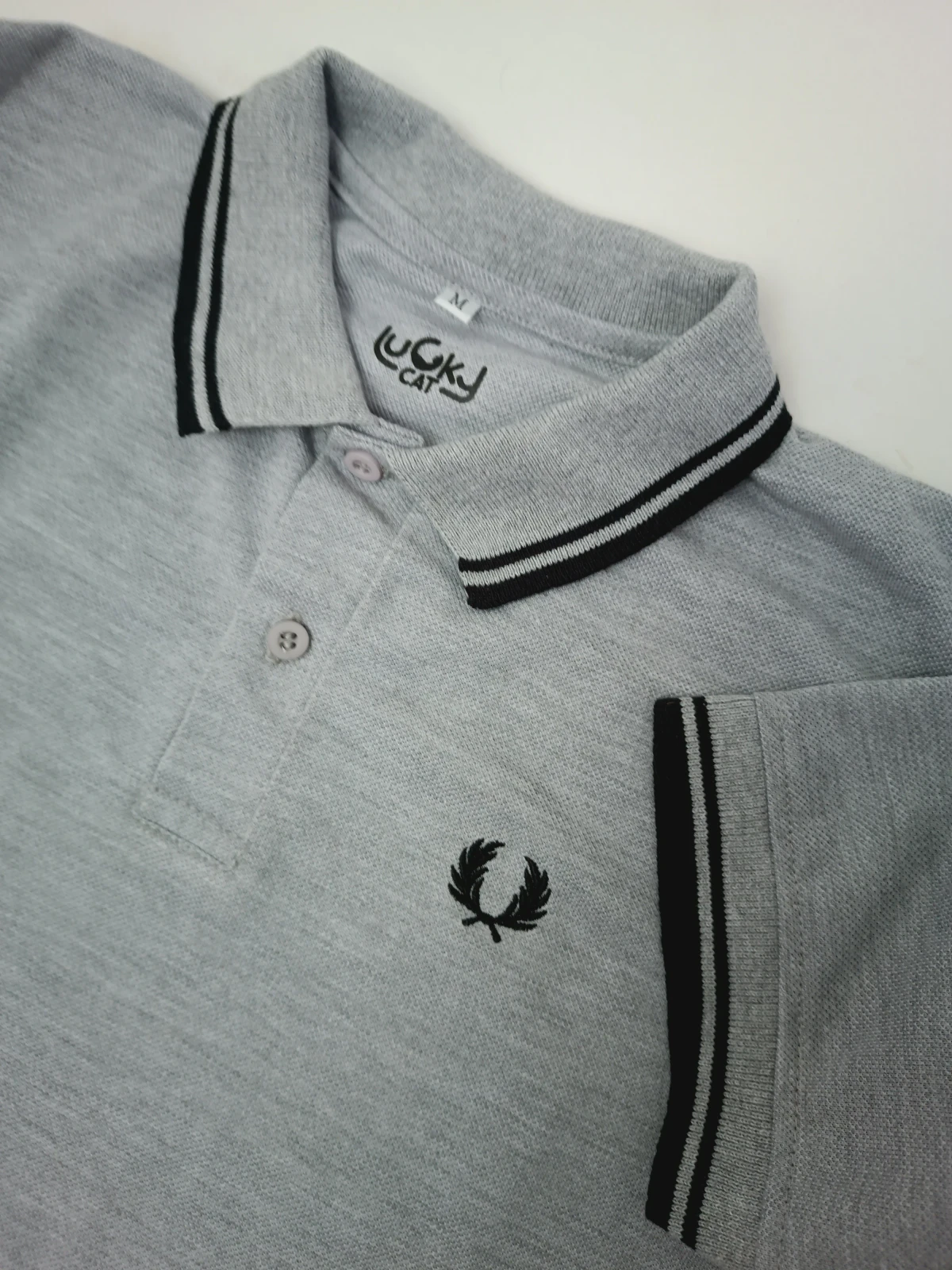 Camisa polo gris con negro