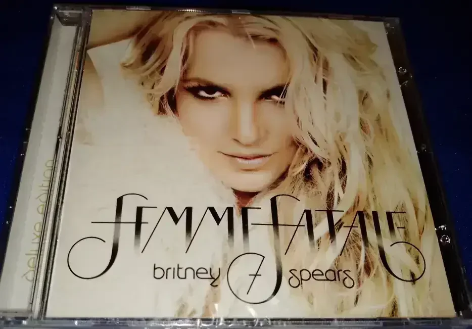 Britney Spears - Femme Fatale (DELUXE)(ARGENTINA)